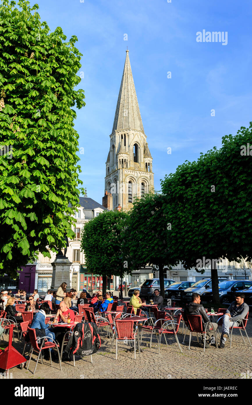 Francia, Loir et Cher, Vendome Saint Martin square e la torre campanaria della chiesa Trinite Foto Stock