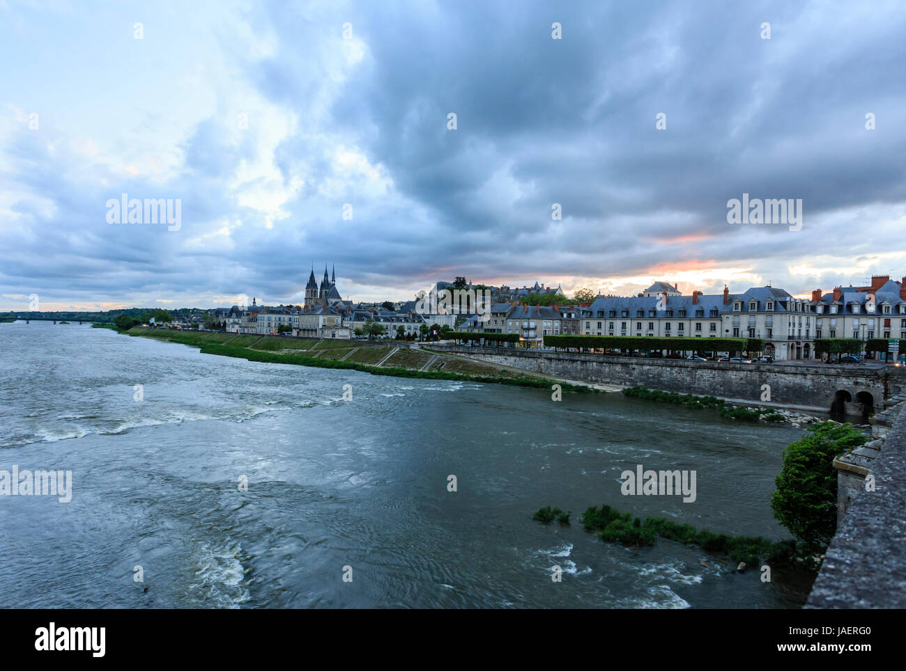 Francia, Loir et Cher, Blois, Loire, la città visto da Jacques Gabriel Bridge Foto Stock