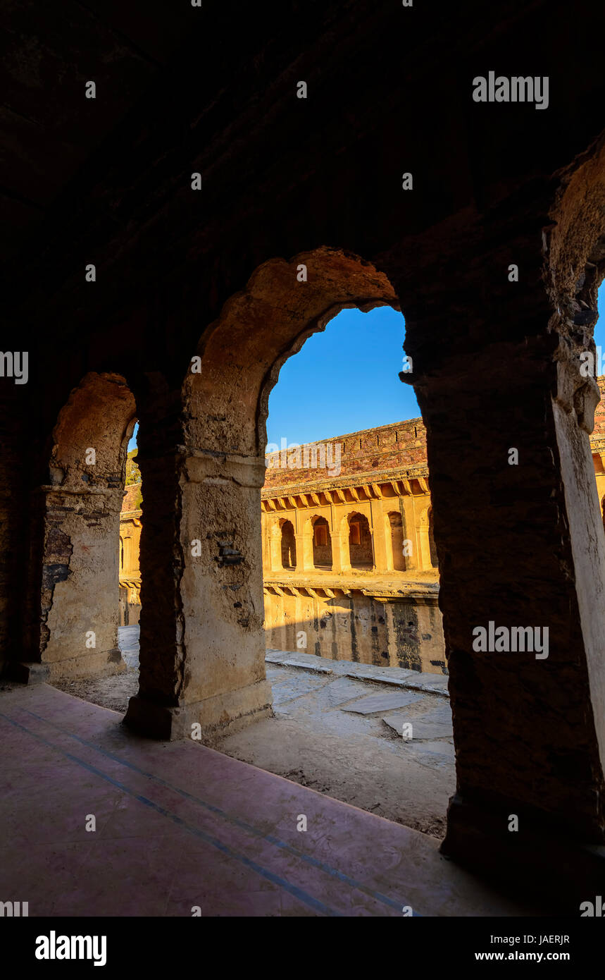 Corridoi di un stepwell / baori, situato in un villaggio del Rajasthan, India Foto Stock