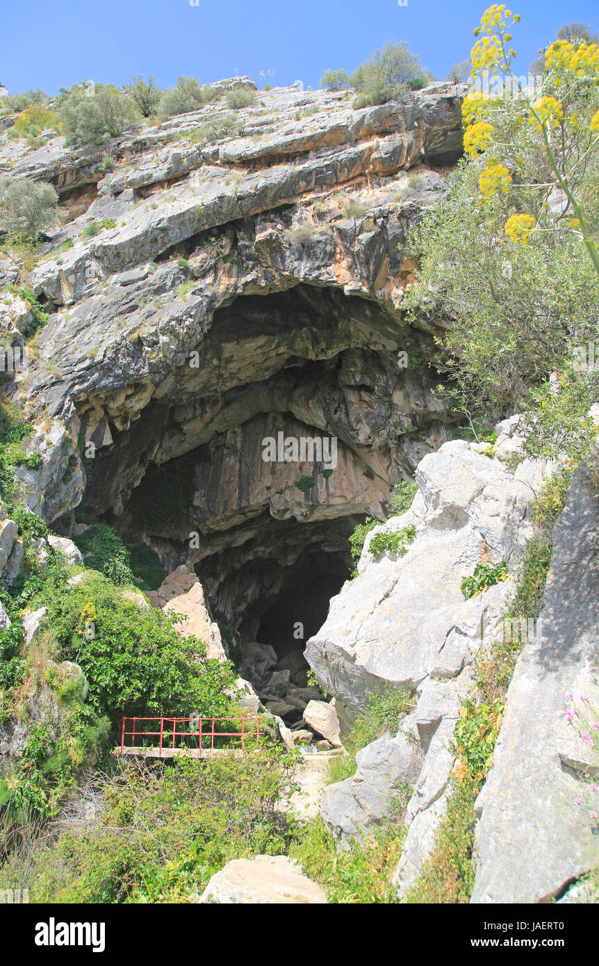 Bocca di grotta di roccia calcarea, Cueva del Gato, a Benaojan, Serrania de Ronda, provincia di Malaga, Spagna Foto Stock