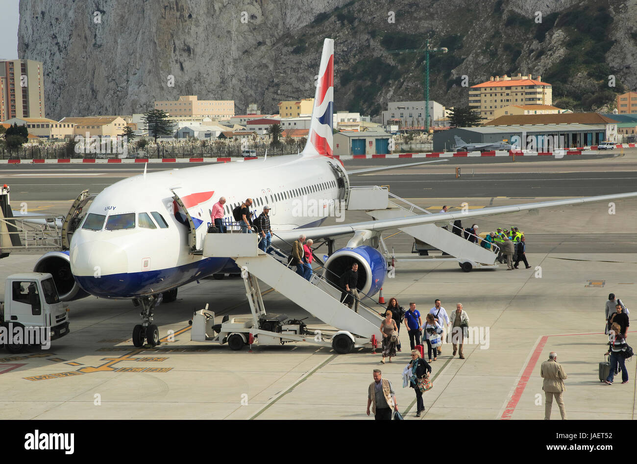 British Airways piano aeroporto internazionale con il Rock in background, Gibilterra, Europa meridionale Foto Stock