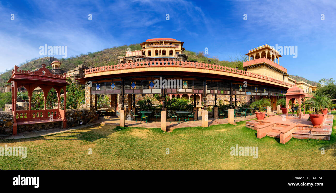 Old Fort indiano Palace convertito in un hotel di eredità, Neemrana Fort Palace. Il Forte è situato in un antico borgo storico nel quartiere Alwar di R Foto Stock