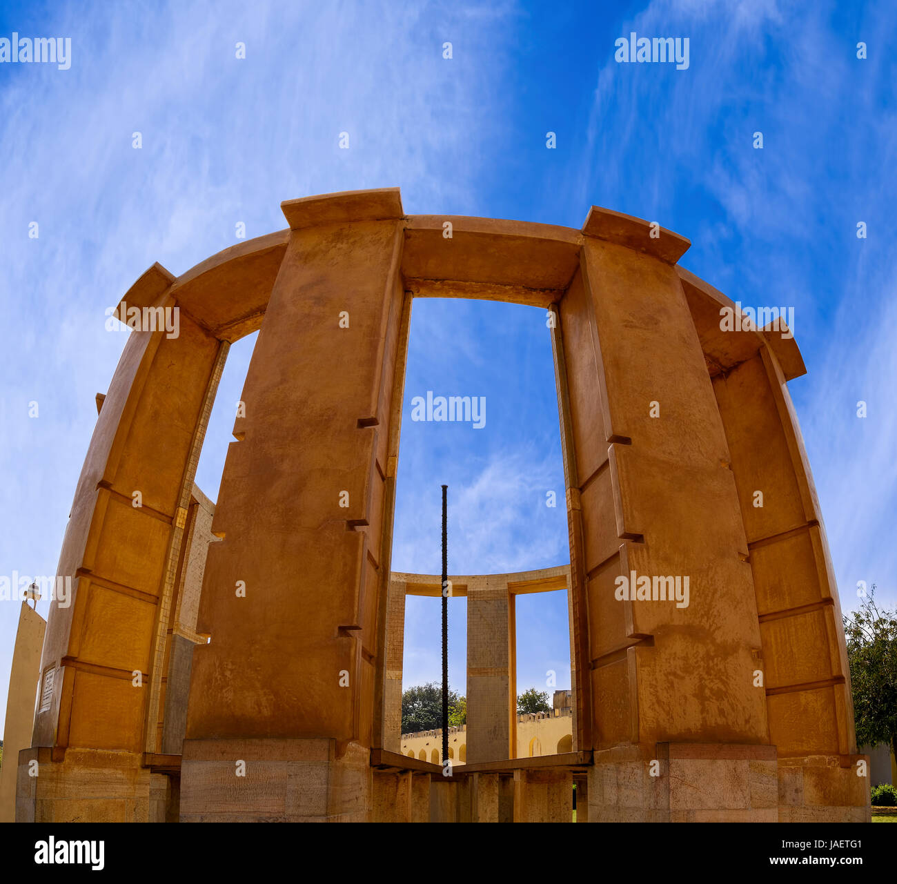 Storico strumento astronomico Rama Yantra (a doppio cilindro strumento che misura l'azimut e altitudini di corpi celesti) a Jantar Mantar, Foto Stock