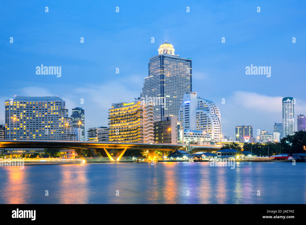 Lo Skyline di Bangkok lungo il Fiume Chaophraya tramonto crepuscolo Foto Stock