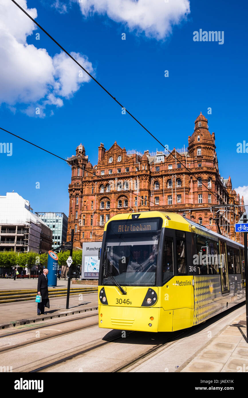 Tram Metrolink passando il Midland Hotel, Manchester, Inghilterra, Regno Unito Foto Stock