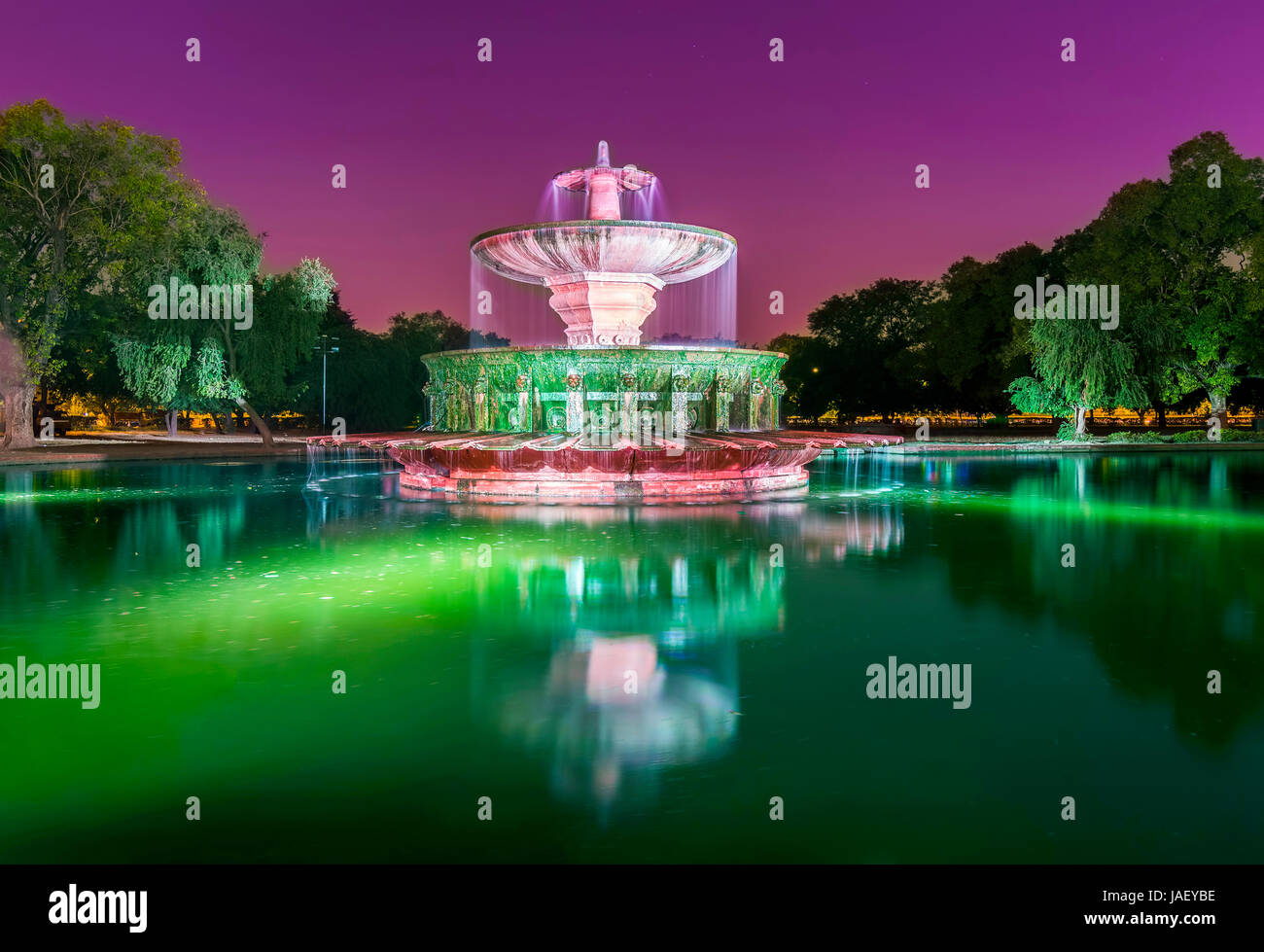 Una lunga esposizione colpo di luce dipinta la Fontana Musicale al Gateway of India, Nuova Delhi, India Foto Stock