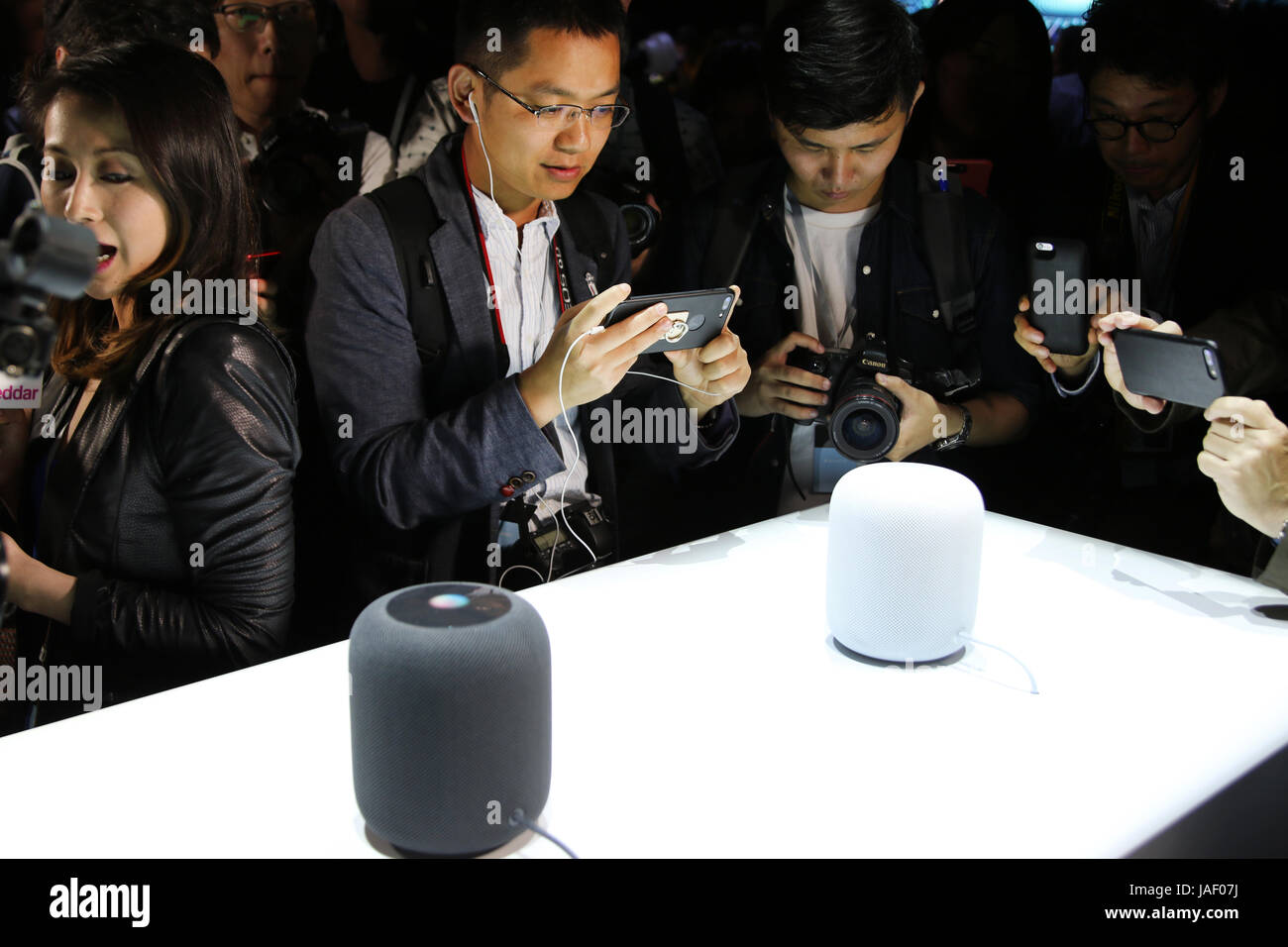 San Jose, Stati Uniti d'America. 5 Giugno, 2017. I visitatori della WWDC 2017 developers conference guardare al nuovo HomePod in San Jose, Stati Uniti d'America, 5 giugno 2017. Così come i Siri altoparlante, Apple ha presentato i nuovi Mac, un nuovo iPad Pro e diversi aggiornamenti del software. Foto: Christoph Dernbach/dpa/Alamy Live News Foto Stock