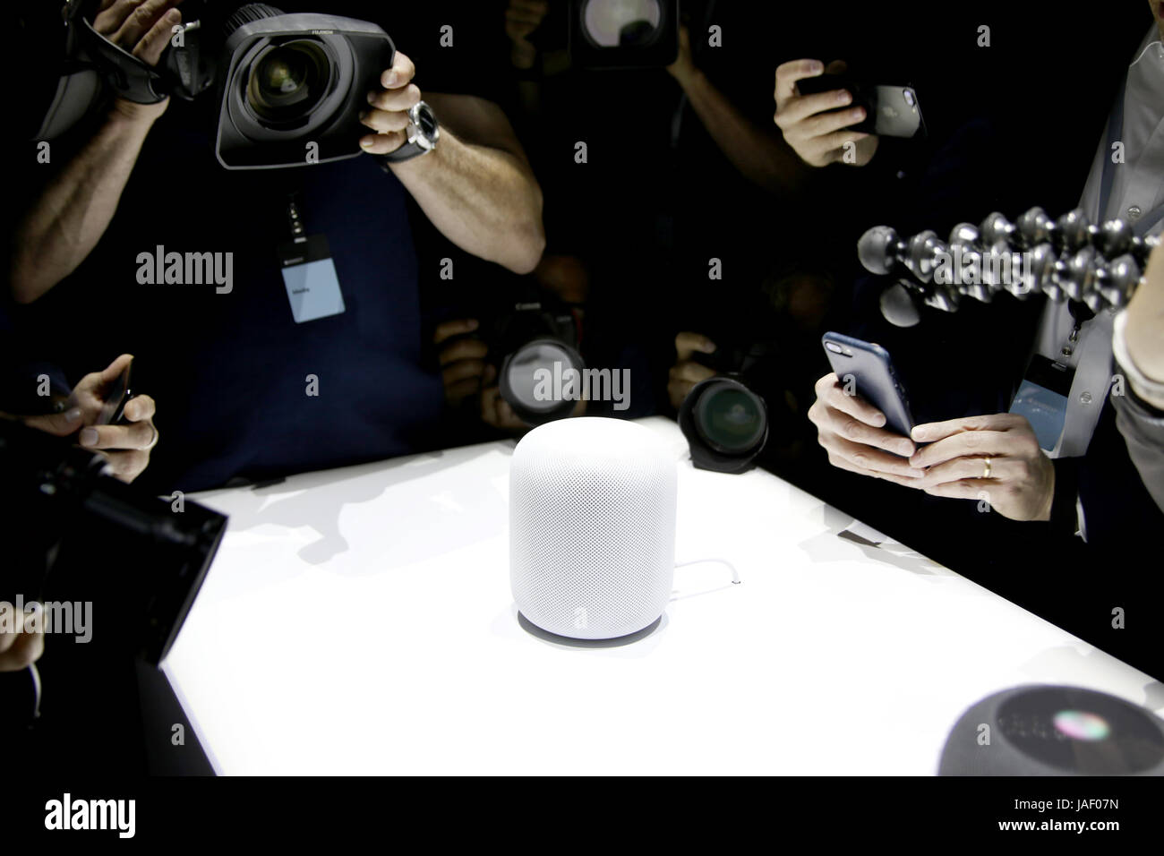 San Jose, Stati Uniti d'America. 5 Giugno, 2017. I visitatori della WWDC 2017 developers conference guardare al nuovo HomePod in San Jose, Stati Uniti d'America, 5 giugno 2017. Così come i Siri altoparlante, Apple ha presentato i nuovi Mac, un nuovo iPad Pro e diversi aggiornamenti del software. Foto: Christoph Dernbach/dpa/Alamy Live News Foto Stock