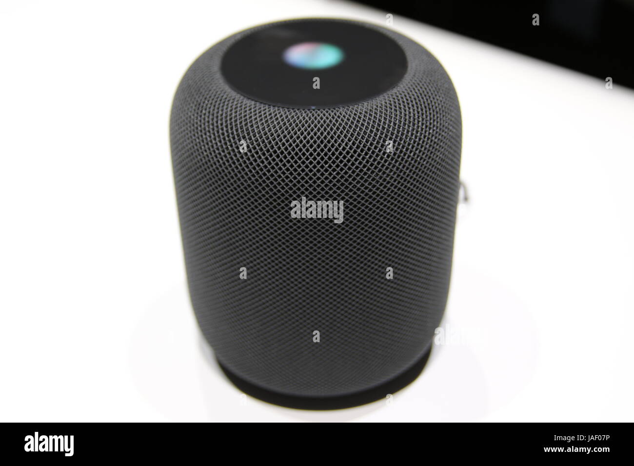 San Jose, Stati Uniti d'America. 5 Giugno, 2017. Apple dimostra il nuovo HomePod alla WWDC 2017 developers conference a San Jose, Stati Uniti d'America, 5 giugno 2017. Così come i Siri altoparlante, Apple ha presentato i nuovi Mac, un nuovo iPad Pro e diversi aggiornamenti del software. Foto: Christoph Dernbach/dpa/Alamy Live News Foto Stock