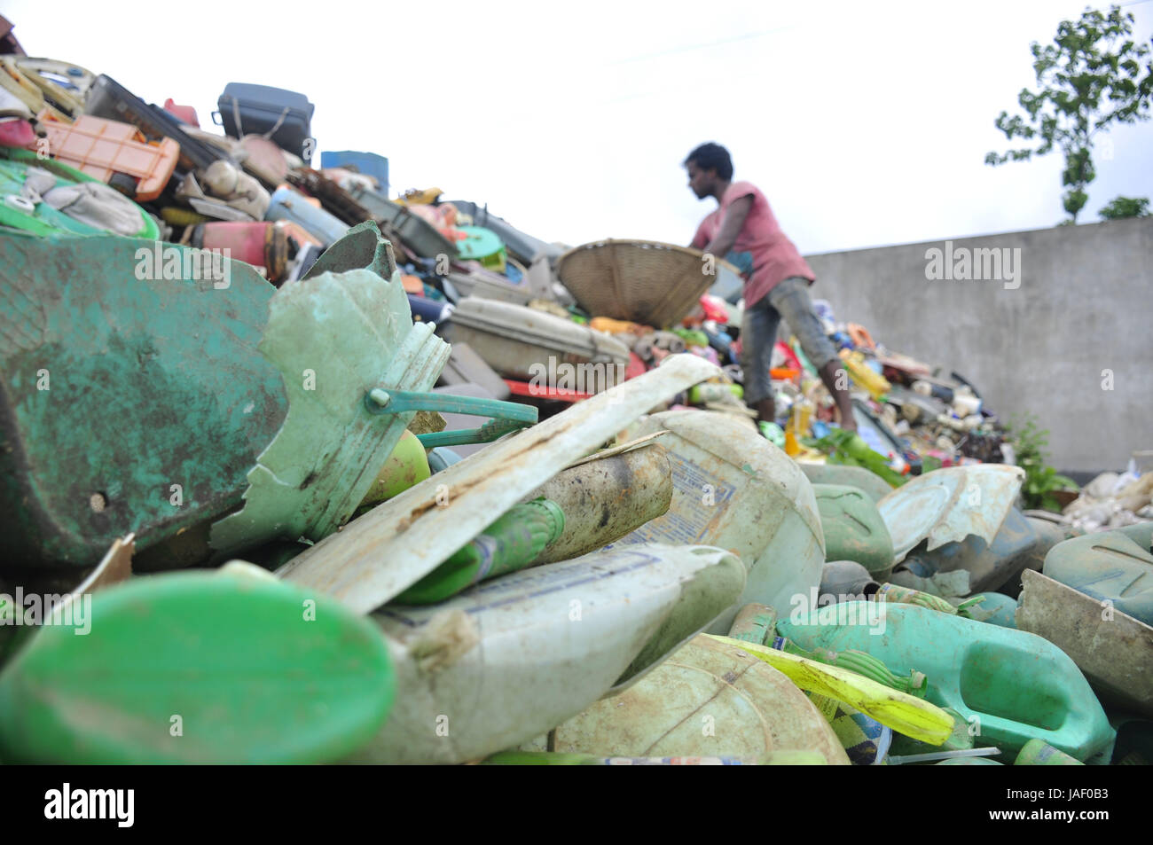 Abhisek Saha / Le Pictorium - Giornata Mondiale dell Ambiente in India - 05/06/2017 - India / Tripura / Agartala - INDIA,TRIPURA-5th JUN:fatiche stanno lavorando in una plastica riciclare fabbrica sulla Giornata mondiale dell'ambiente, nella periferia di Agartala, capitale del nord-est stato di Tripura. La Giornata mondiale dell ambiente è il più grande evento annuale per la positiva azione ambientale e si svolge ogni 5 Giugno. - Consente di collegare le persone alla natura-, il tema per la Giornata mondiale dell'ambiente 2017.Questo anno il paese ospitante Canada andare Foto Stock