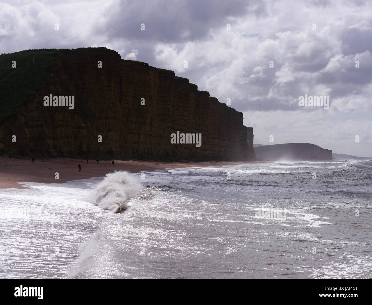 West Bay, Dorset, Regno Unito. Il 6 giugno, 2017. Sfidando le persone sole e docce in una giornata di vento nel West Dorset. Credito: DTNews/Alamy Live Credito: Dan Tucker/Alamy Live News Foto Stock