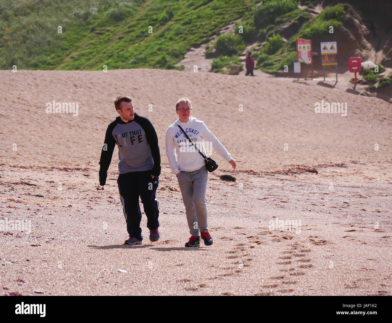 West Bay, Dorset, Regno Unito. Il 6 giugno, 2017. Sfidando le persone sole e docce in una giornata di vento nel West Dorset. Credito: DTNews/Alamy Live Credito: Dan Tucker/Alamy Live News Foto Stock