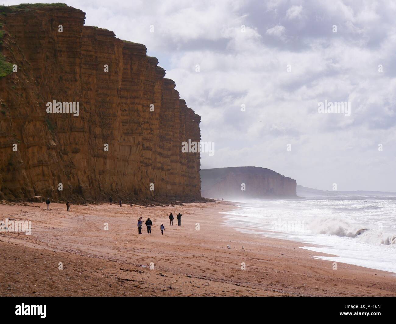 West Bay, Dorset, Regno Unito. Il 6 giugno, 2017. Sfidando le persone sole e docce in una giornata di vento nel West Dorset. Credito: DTNews/Alamy Live Credito: Dan Tucker/Alamy Live News Foto Stock