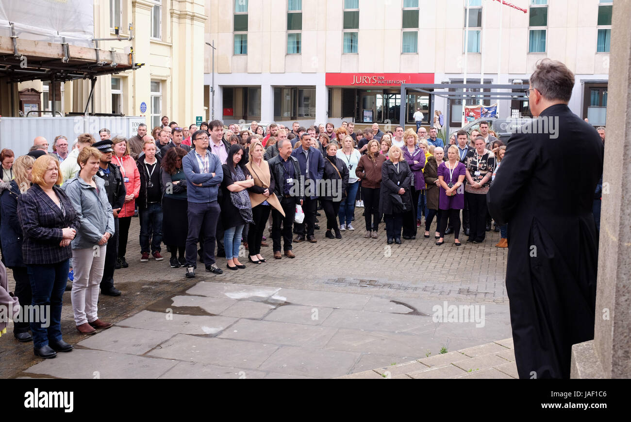 Brighton, Regno Unito. Il 6 giugno, 2017. Il personale da Brighton Town Hall e i membri del pubblico si uniscono in un minuto di silenzio oggi in memoria di coloro che sono morti in un attacco terroristico a Londra lo scorso weekend Credito: Simon Dack/Alamy Live News Foto Stock