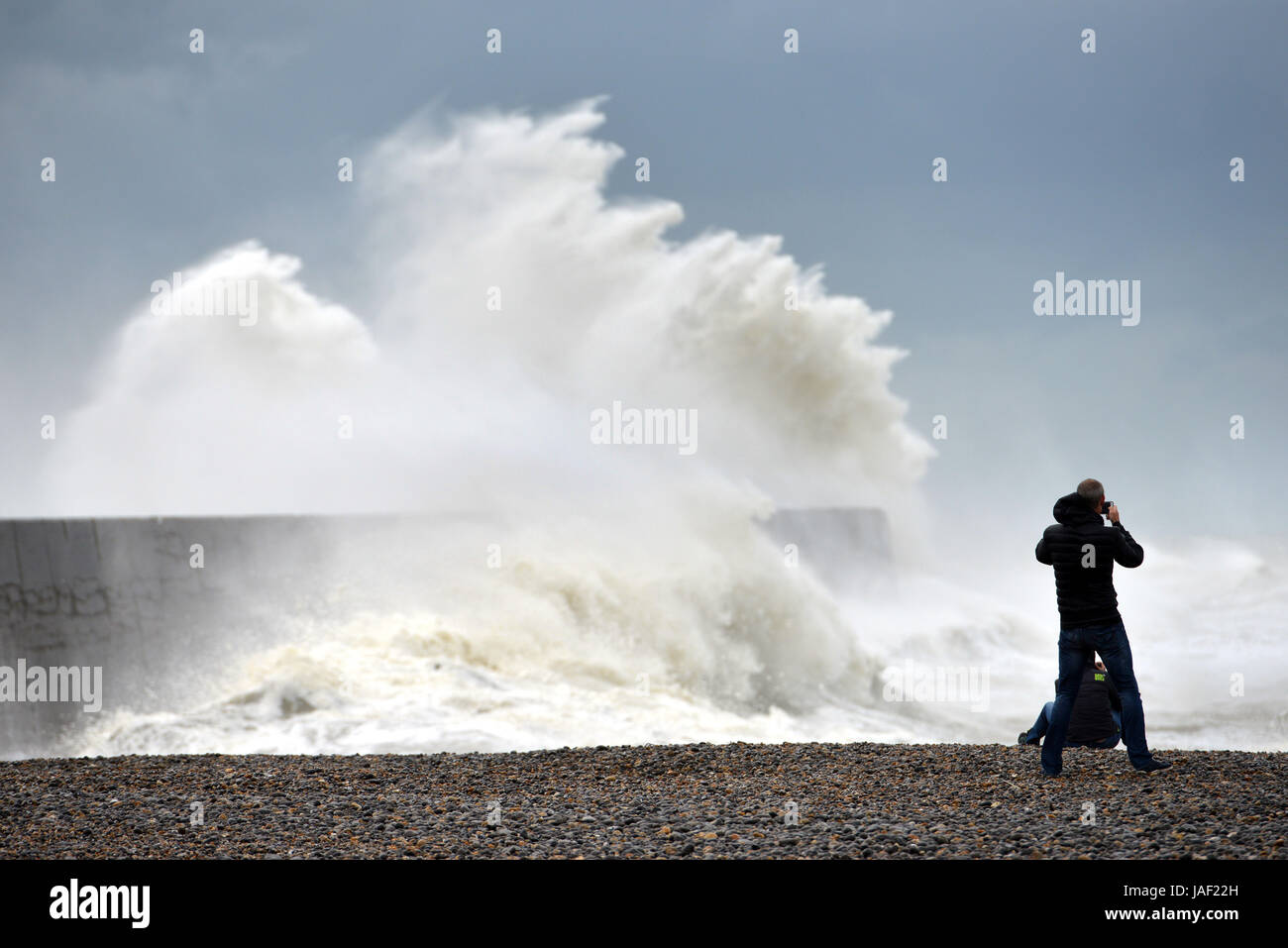 Newhaven, East Sussex. Il 6 giugno 2017. Onde enormi hit Newhaven il faro e frangiflutti come il primo temporale estivo del 2017 colpisce la costa sud. Credito: Peter Cripps/Alamy Live News Foto Stock