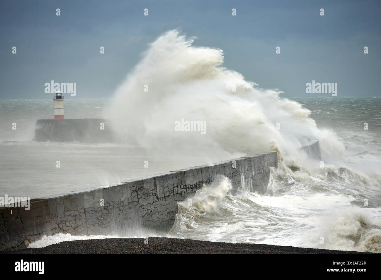 Newhaven, East Sussex. Il 6 giugno 2017. Onde enormi hit Newhaven il faro e frangiflutti come il primo temporale estivo del 2017 colpisce la costa sud. Credito: Peter Cripps/Alamy Live News Foto Stock