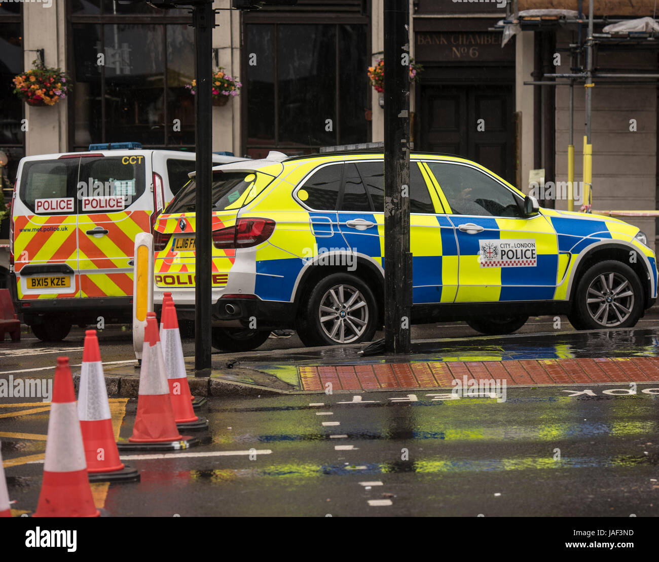 Londra, Regno Unito. Il 6 giugno, 2017. Cordoni di polizia rimangono in posto attorno al Ponte di Londra dopo gli attentati terroristici. Credito: Ian Davidson/Alamy Live News Foto Stock