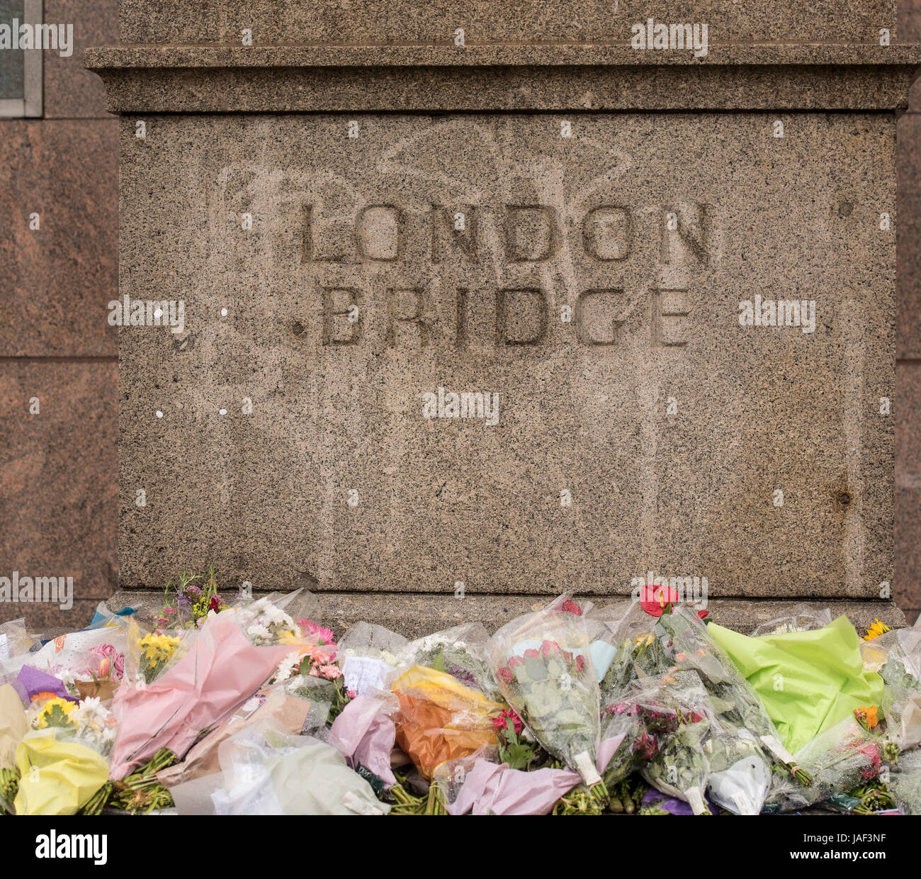 Londra, Regno Unito. Il 6 giugno, 2017. Fiori a sinistra dal pubblico, presso il memoriale di fortuna, dopo gli attentati terroristici a Londra London Bridge, Credito: Ian Davidson/Alamy Live News Foto Stock