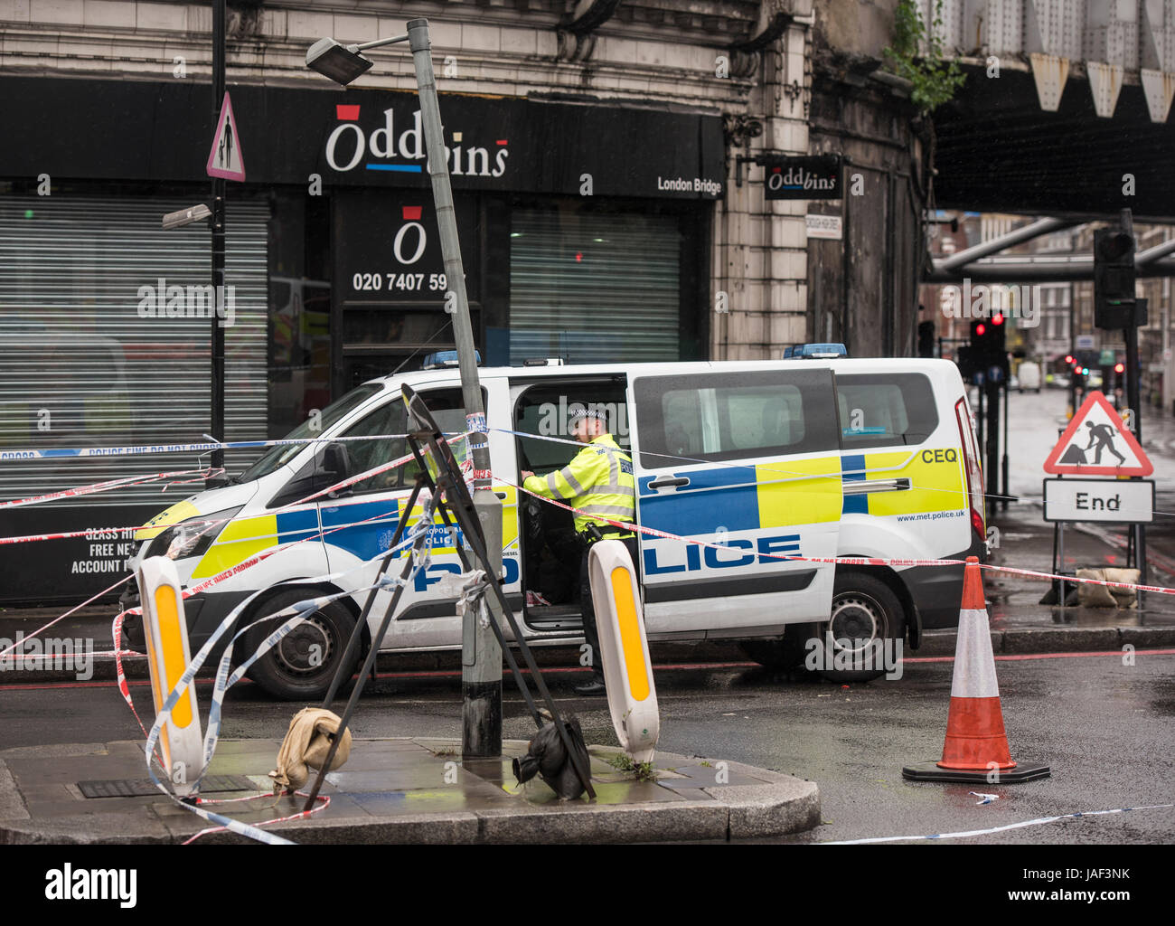 Londra, Regno Unito. Il 6 giugno, 2017. Cordoni di polizia rimangono in posto attorno al Ponte di Londra dopo gli attentati terroristici. Credito: Ian Davidson/Alamy Live News Foto Stock