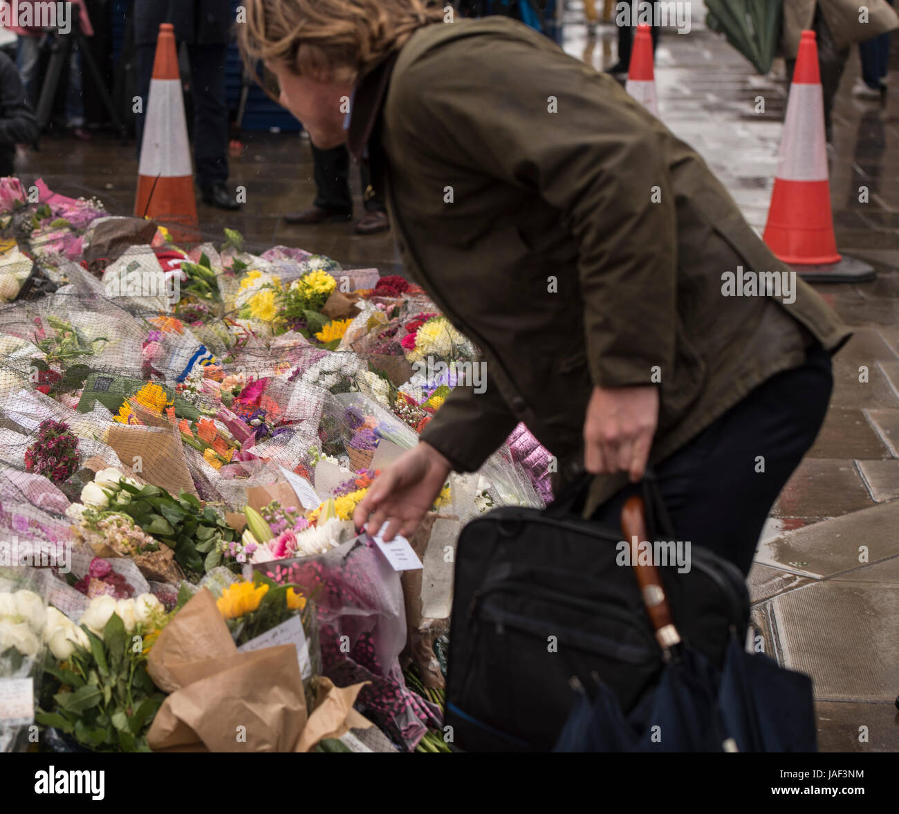 Londra, Regno Unito. Il 6 giugno, 2017. Un membro dei luoghi pubblici fiori presso il memoriale di fortuna, dopo gli attentati terroristici a Londra London Bridge, dopo i due minuti di silenzio Credito: Ian Davidson/Alamy Live News Foto Stock