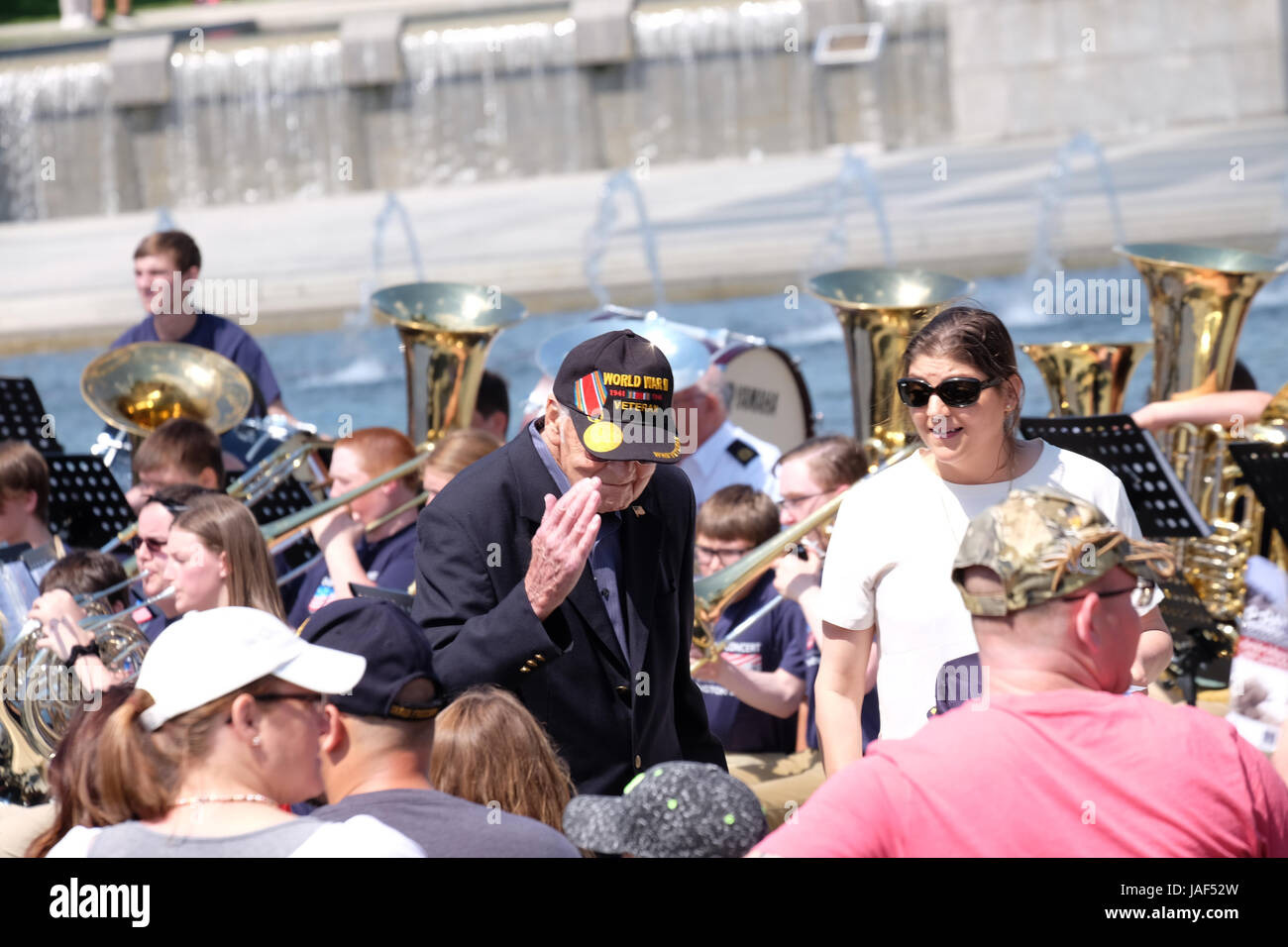 Washington, DC, Stati Uniti d'America. Il 6 giugno, 2017. veterano salutando come egli cammina al suo sedile Credito: Due Ponti Fotografia/Alamy Live News Foto Stock