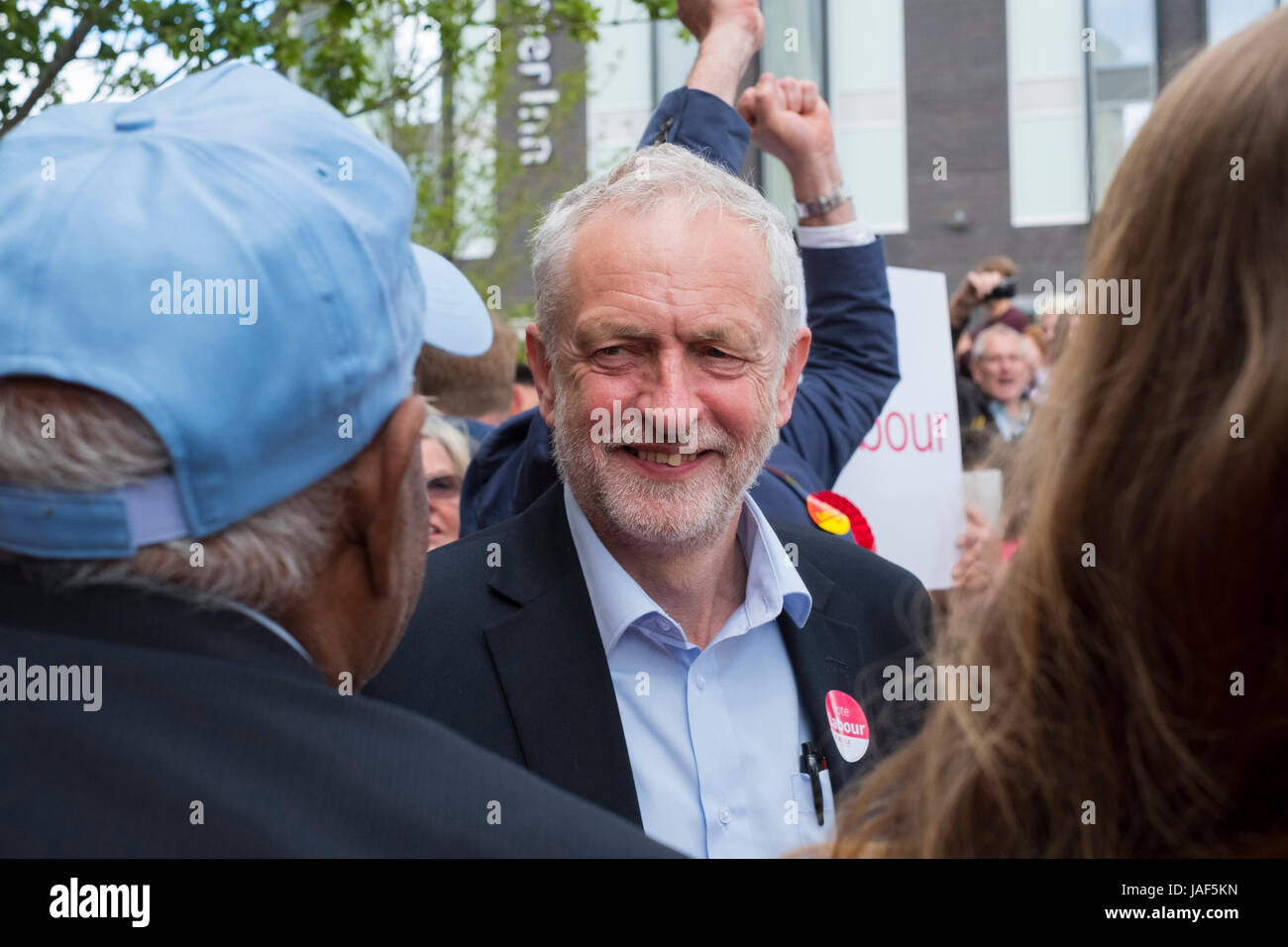 Leader laburista Jeremy Corbyn sorridente in un sostenitore sul sentiero di campagna a Southwater, Telford, Shropshire. Foto Stock