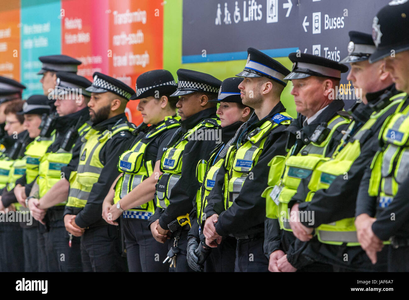 Londra, Regno Unito. Il 6 giugno, 2017. Gli ufficiali di polizia di tenere un minuto di silenzio alla stazione di London Bridge per le vittime dell attentato contro London Bridge di Londra, Gran Bretagna, il 6 giugno 2017. Sette persone sono morte e 48 sono stati feriti nel sabato di attacco quando i pedoni sono stati colpiti da un assunto van essendo guidato oltre il ponte prima che i tre terroristi è andato su un knifing rampage. Credito: Xinhua/Alamy Live News Foto Stock