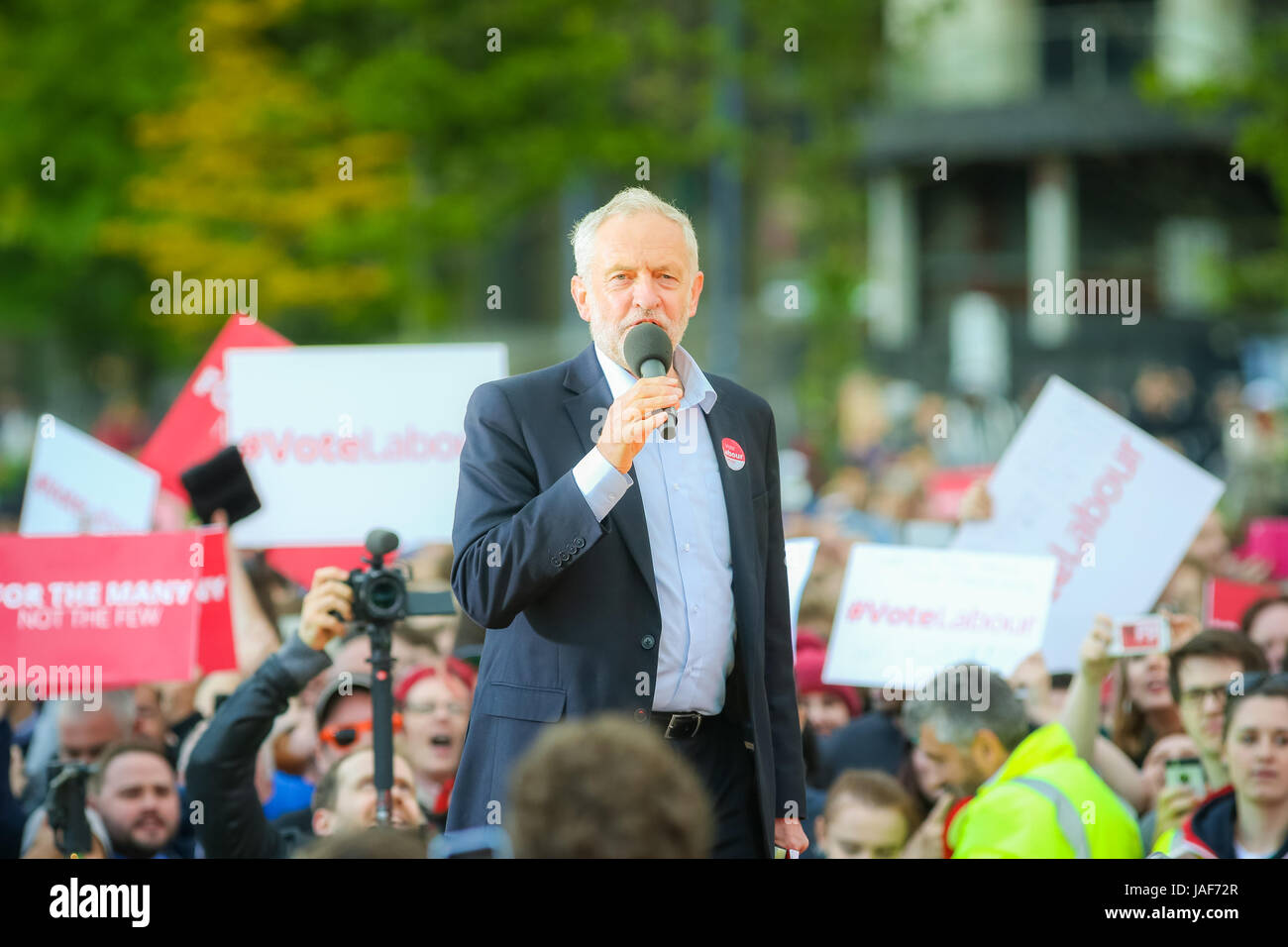 Birmingham REGNO UNITO. Martedì 6 giugno 2017. Leader del partito laburista Jeremy Corbyn parla di una folla di Birmingham in appena un giorno e mezzo prima che i sondaggi aperti nel Regno Unito. Credito: Pietro Lopeman/Alamy Live News Foto Stock