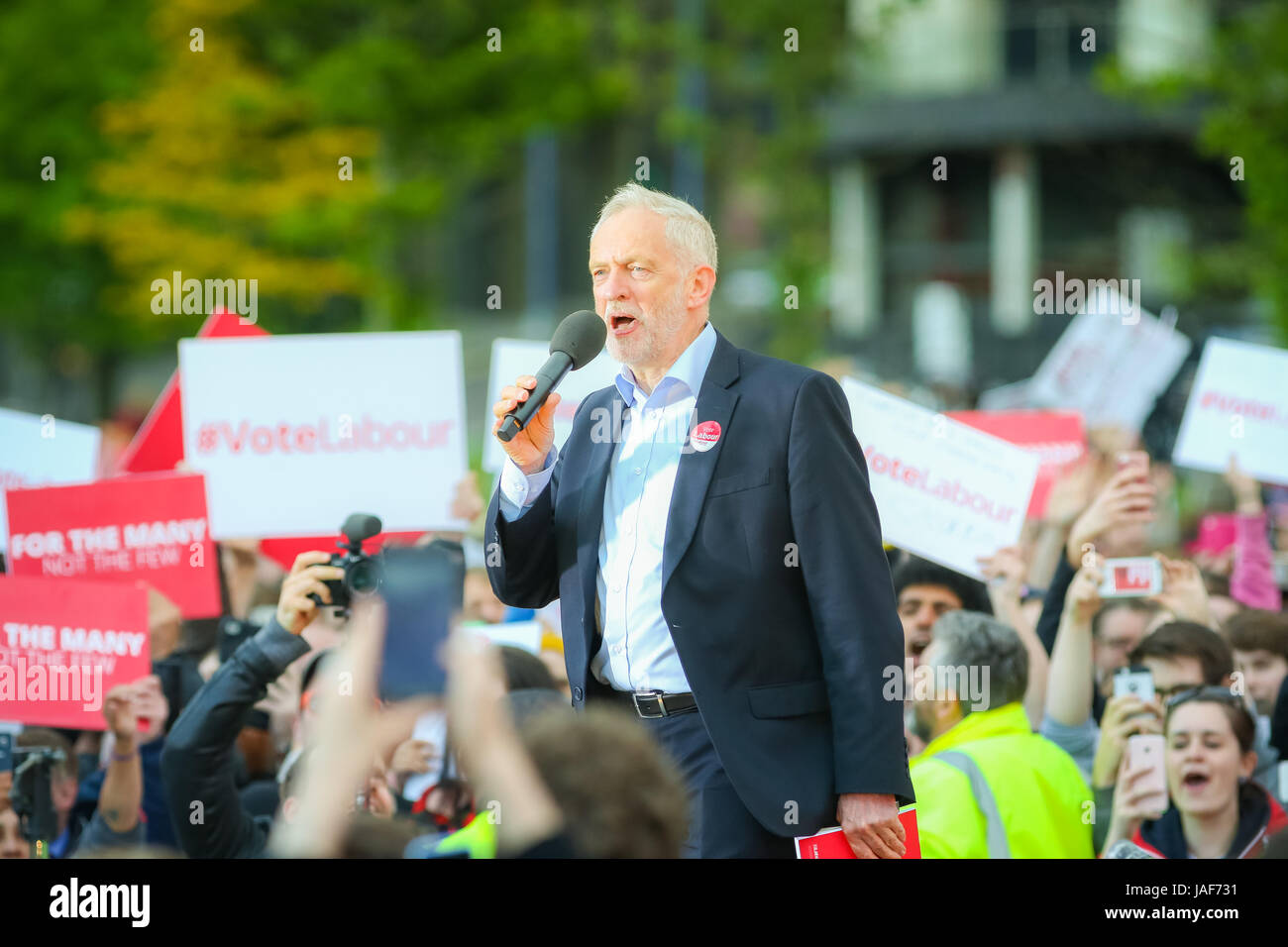 Birmingham REGNO UNITO. Martedì 6 giugno 2017. Leader del partito laburista Jeremy Corbyn parla di una folla di Birmingham in appena un giorno e mezzo prima che i sondaggi aperti nel Regno Unito. Credito: Pietro Lopeman/Alamy Live News Foto Stock