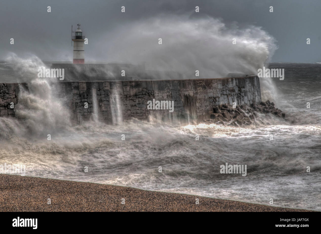 Newhaven, East Sussex, Regno Unito. 6 Giugno 2017. Immagini HDR 3 unite. Vento lento. Il vento forte sferza il surf sulla costa meridionale. Foto Stock