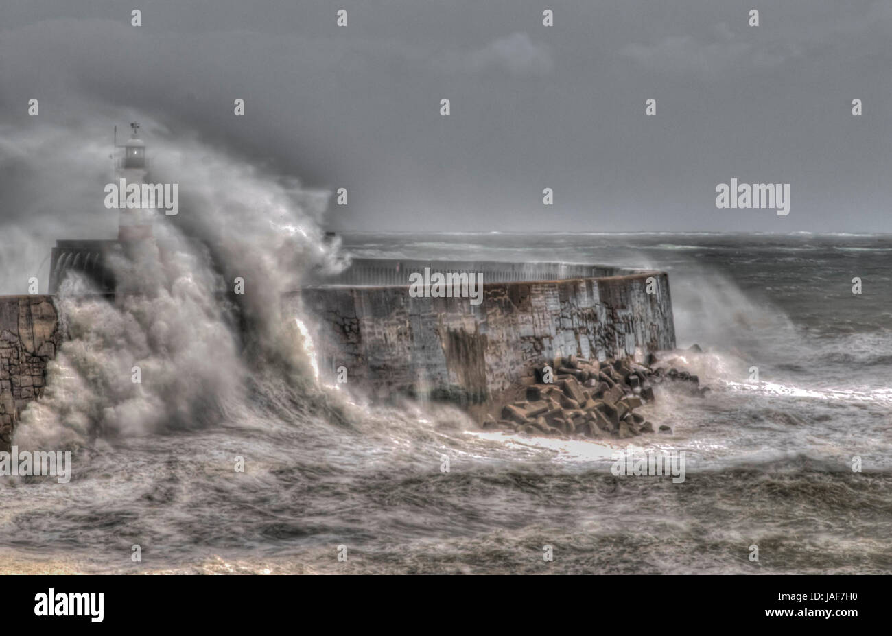 Newhaven, East Sussex, Regno Unito. 6 Giugno 2017. Immagini HDR 3 unite. Vento lento. Il vento forte sferza il surf sulla costa meridionale. Foto Stock