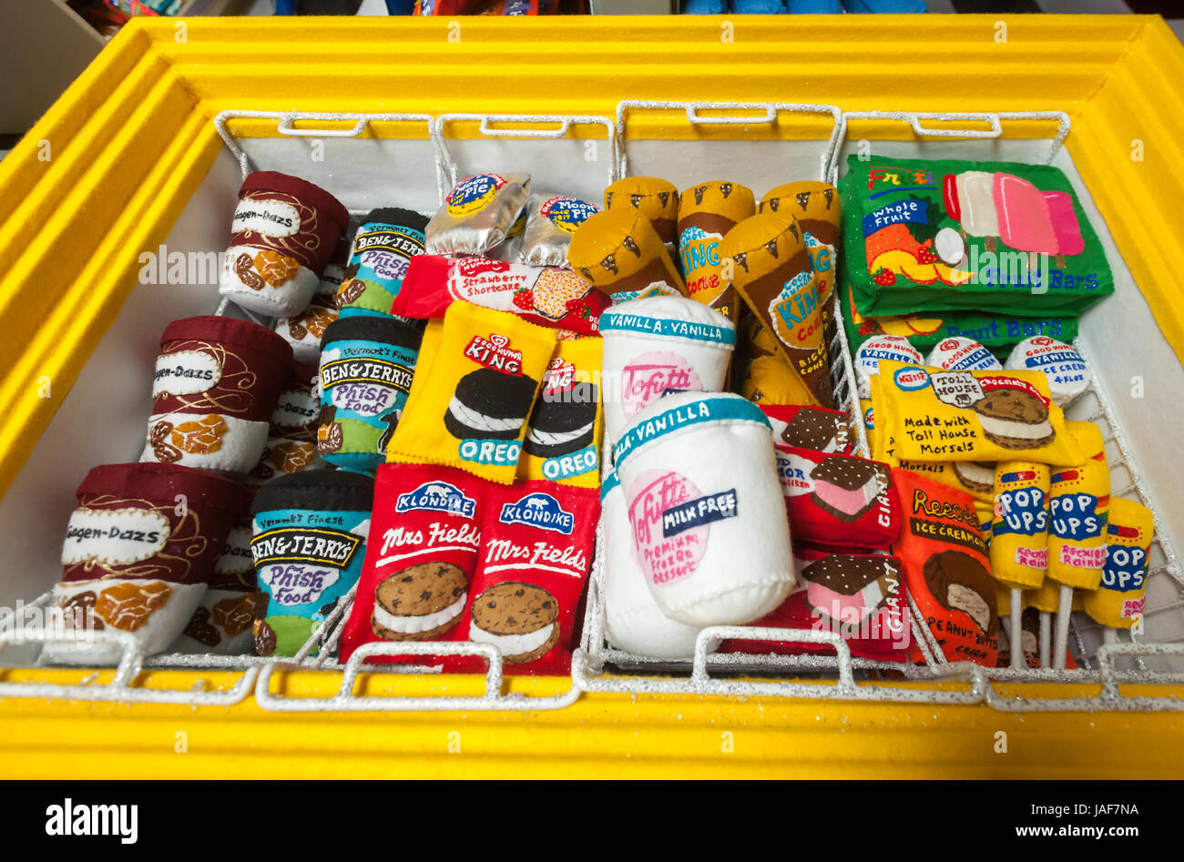 Tutti avvertita dei dolcetti al gelato in UK artista Lucia Sparrow La bodega installazione, '8 'fino a tardi', completamente rifornito con tutti-feltro facsimili di prodotti nel trendy Meatpacking District di New York martedì 6 giugno 2017. Il 1200 piedi quadrati di bodega dispone di elementi trovati nel tipico stile di New York bodega inclusi spuntini, birra, candy, sigarette e un deli cat. Il materiale promozionale di peluche è tutto in vendita e poiché non vi è alcuna back-stock una volta che il prodotto è esaurito, il suo passato. La bodega sarà operativo fino al mese di giugno 30. ( © Richard B. Credito: Richard Levine/Alamy Live News Foto Stock