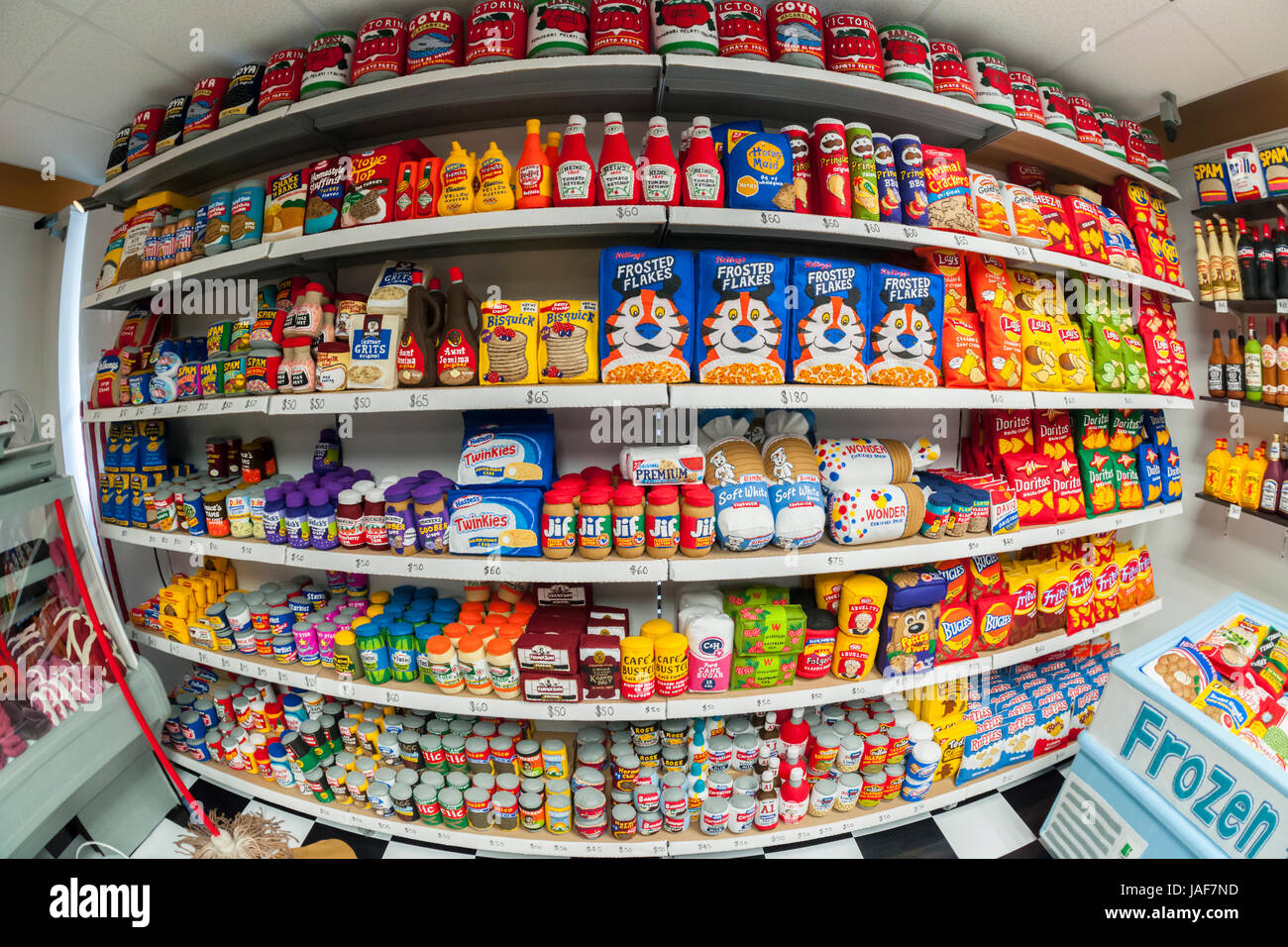 New York, Stati Uniti d'America. Il 6 giugno, 2017. Regno Unito artista Lucia Sparrow La bodega installazione, '8 'fino a tardi', completamente rifornito con tutti-feltro facsimili di prodotti è visto nel trendy Meatpacking District di New York martedì 6 giugno 2017. Il 1200 piedi quadrati di bodega dispone di elementi trovati nel tipico stile di New York bodega inclusi spuntini, birra, candy, sigarette e un deli cat. Il materiale promozionale di peluche è tutto in vendita e poiché non vi è alcuna back-stock una volta che il prodotto è esaurito, il suo passato. La bodega sarà operativo fino al mese di giugno 30. Credito: Richard Levine/Alamy Live News Foto Stock