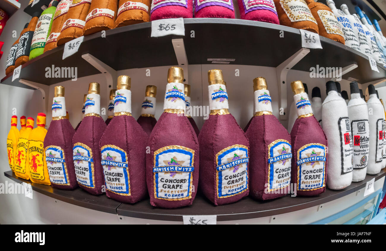 Tutti si sono sentiti Manischwitz kosher vino in UK artista Lucia Sparrow La bodega installazione, '8 'fino a tardi', completamente rifornito con tutti-feltro facsimili di prodotti visto nel trendy Meatpacking District di New York martedì 6 giugno 2017. Il 1200 piedi quadrati di bodega dispone di elementi trovati nel tipico stile di New York bodega inclusi spuntini, birra, candy, sigarette e un deli cat. Il materiale promozionale di peluche è tutto in vendita e poiché non vi è alcuna back-stock una volta che il prodotto è esaurito, il suo passato. La bodega sarà operativo fino al mese di giugno 30. ( © Richard B. Credito: Richard Levine/Alamy Live News Foto Stock