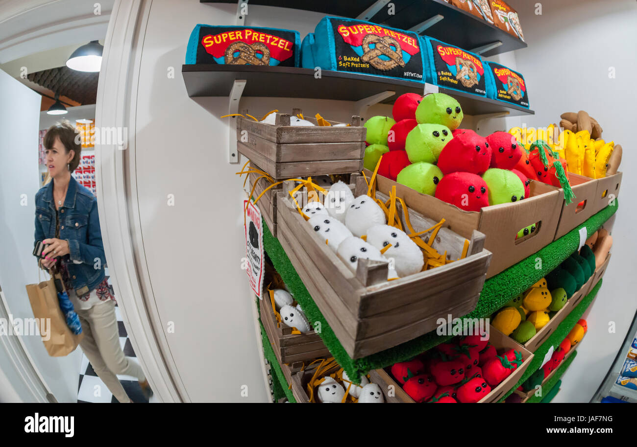 New York, Stati Uniti d'America. Il 6 giugno, 2017. Regno Unito artista Lucia Sparrow La bodega installazione, '8 'fino a tardi', completamente rifornito con tutti-feltro facsimili di prodotti è visto nel trendy Meatpacking District di New York martedì 6 giugno 2017. Il 1200 piedi quadrati di bodega dispone di elementi trovati nel tipico stile di New York bodega inclusi spuntini, birra, candy, sigarette e un deli cat. Il materiale promozionale di peluche è tutto in vendita e poiché non vi è alcuna back-stock una volta che il prodotto è esaurito, il suo passato. La bodega sarà operativo fino al mese di giugno 30. Credito: Richard Levine/Alamy Live News Foto Stock