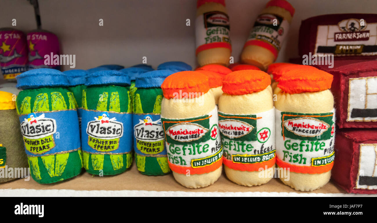 New York, Stati Uniti d'America. Il 6 giugno, 2017. Regno Unito artista Lucia Sparrow La bodega installazione, '8 'fino a tardi', completamente rifornito con tutti-feltro facsimili di prodotti è visto nel trendy Meatpacking District di New York martedì 6 giugno 2017. Il 1200 piedi quadrati di bodega dispone di elementi trovati nel tipico stile di New York bodega inclusi spuntini, birra, candy, sigarette e un deli cat. Il materiale promozionale di peluche è tutto in vendita e poiché non vi è alcuna back-stock una volta che il prodotto è esaurito, il suo passato. La bodega sarà operativo fino al mese di giugno 30. Credito: Richard Levine/Alamy Live News Foto Stock