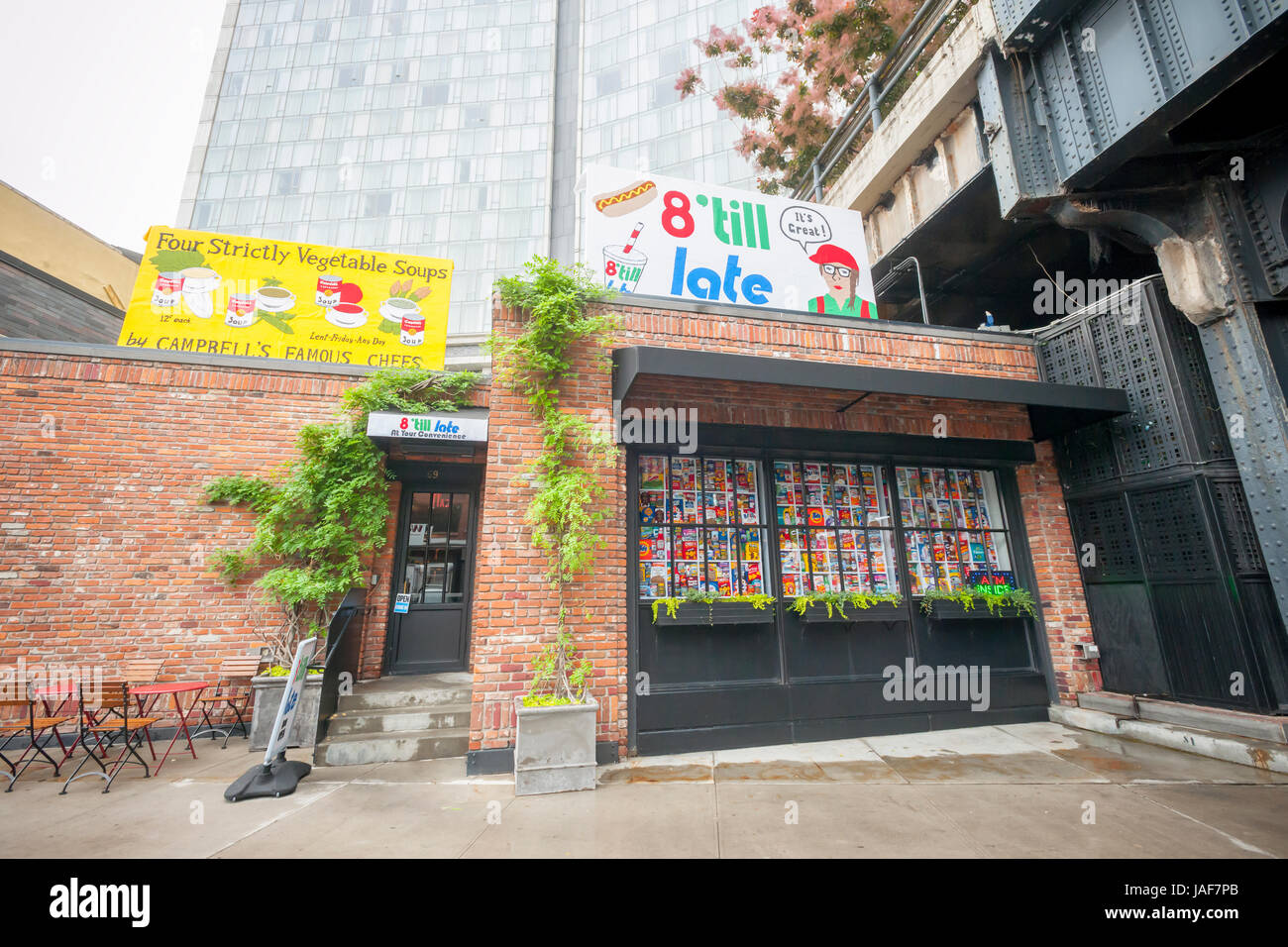 New York, Stati Uniti d'America. Il 6 giugno, 2017. Regno Unito artista Lucia Sparrow La bodega installazione, '8 'fino a tardi', completamente rifornito con tutti-feltro facsimili di prodotti è visto nel trendy Meatpacking District di New York martedì 6 giugno 2017. Il 1200 piedi quadrati di bodega dispone di elementi trovati nel tipico stile di New York bodega inclusi spuntini, birra, candy, sigarette e un deli cat. Il materiale promozionale di peluche è tutto in vendita e poiché non vi è alcuna back-stock una volta che il prodotto è esaurito, il suo passato. La bodega sarà operativo fino al mese di giugno 30. Credito: Richard Levine/Alamy Live News Foto Stock