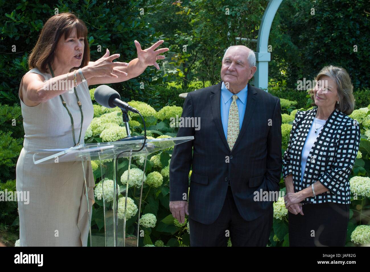 Washington, Stati Uniti d'America. 6 Giugno, 2017. Karen Pence, moglie del Vice Presidente Mike Pence parla durante l inaugurazione di un alveare per i motivi dei Vice Presidenti residence come Stati Uniti Il segretario per l'agricoltura Sonny Perdue, centro e sua moglie Maria Ruff guarda il 6 giugno 2017 a Washington, DC. Karen Pence ha un interesse a lungo in apicoltura e mantenuta alveari durante il suo tempo in Indiana quando suo marito era governatore. Credito: Planetpix/Alamy Live News Foto Stock