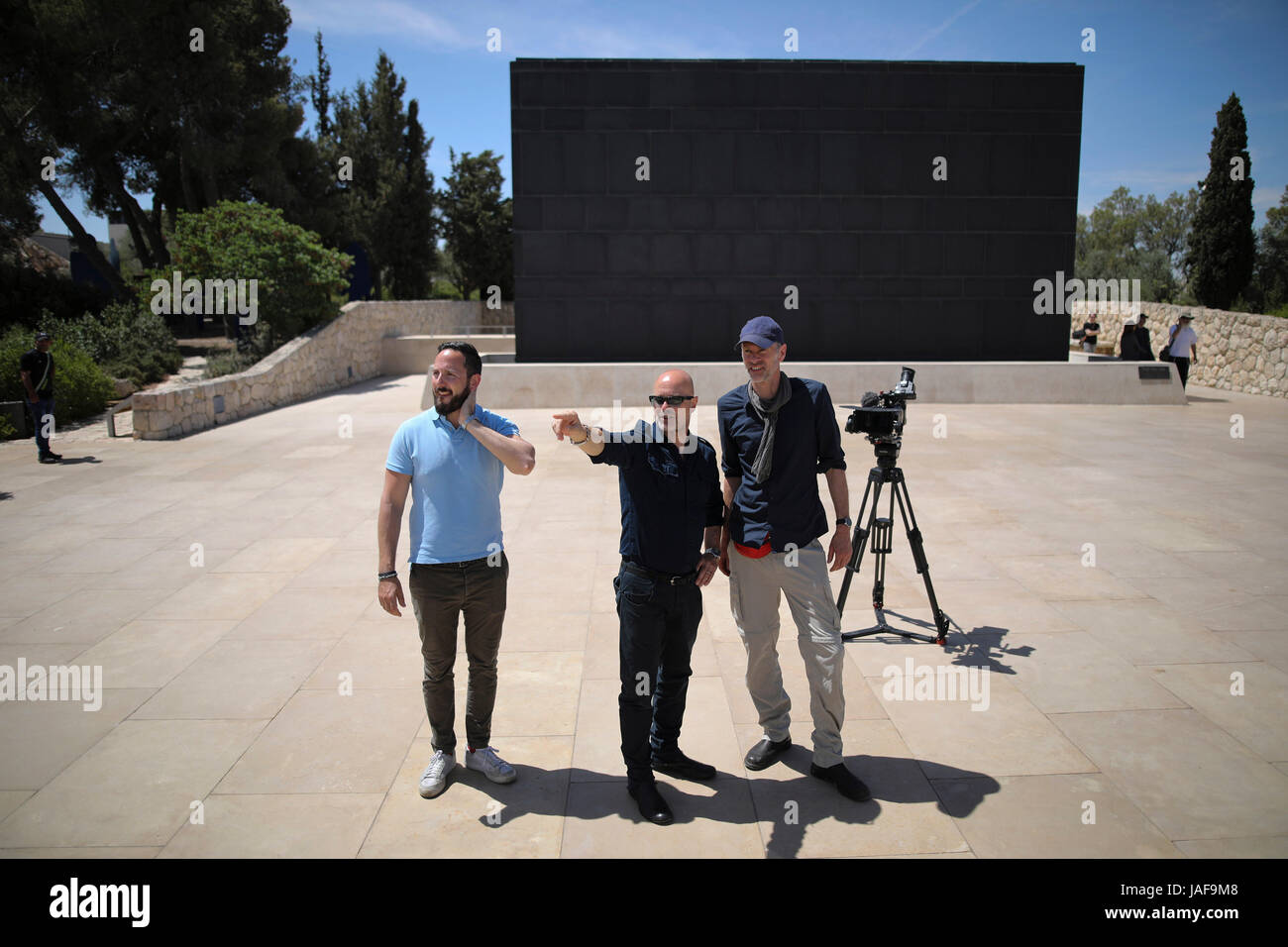 Gerusalemme, Israele. 25 Maggio, 2017. Produttore Rotstein Emanuel (l-r) e l'attore Christian Berkel discutere la scena successiva con la loro fotocamera uomo presso il Museo di Israele a Gerusalemme, Israele, 25 maggio 2017. Berkel, 59, ha visitato il Santuario del libro esiste per un 3-parte documentario 'custodi del patrimonio - Die Hueter der Geschichte" per la stazione televisiva della storia. La serie di documentari è dovuto ad essere trasmesso sulla storia a partire dal 26 novembre 2017. Foto: Corinna Kern/dpa/Alamy Live News Foto Stock