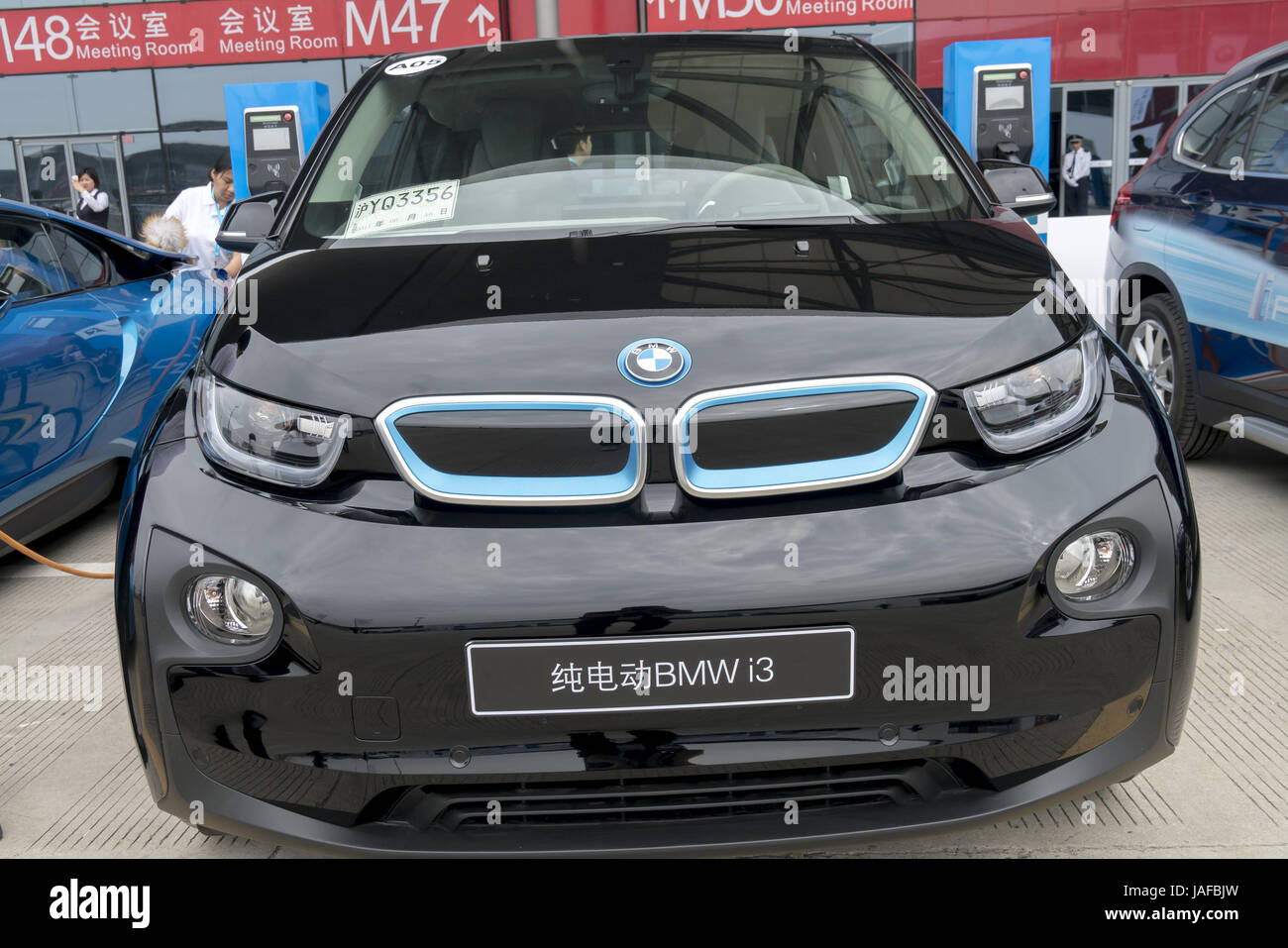 Shanghai, Cina. Il 7 giugno, 2017. La Bayerische Motoren Werke AG (BMW) rilascia le automobili elettronici presso l'International Consumer Electronics Show (CES) Asia 2017 a Shanghai il 7 giugno 2017. Credito: SIPA Asia/ZUMA filo/Alamy Live News Foto Stock