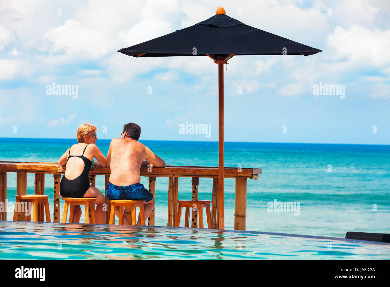 Il successo di ricreazione di pensionamento, estate Concetto di vacanza. Ritirato Coppia matura godendo bella giornata di sole in piscina presso il beach club. Foto Stock