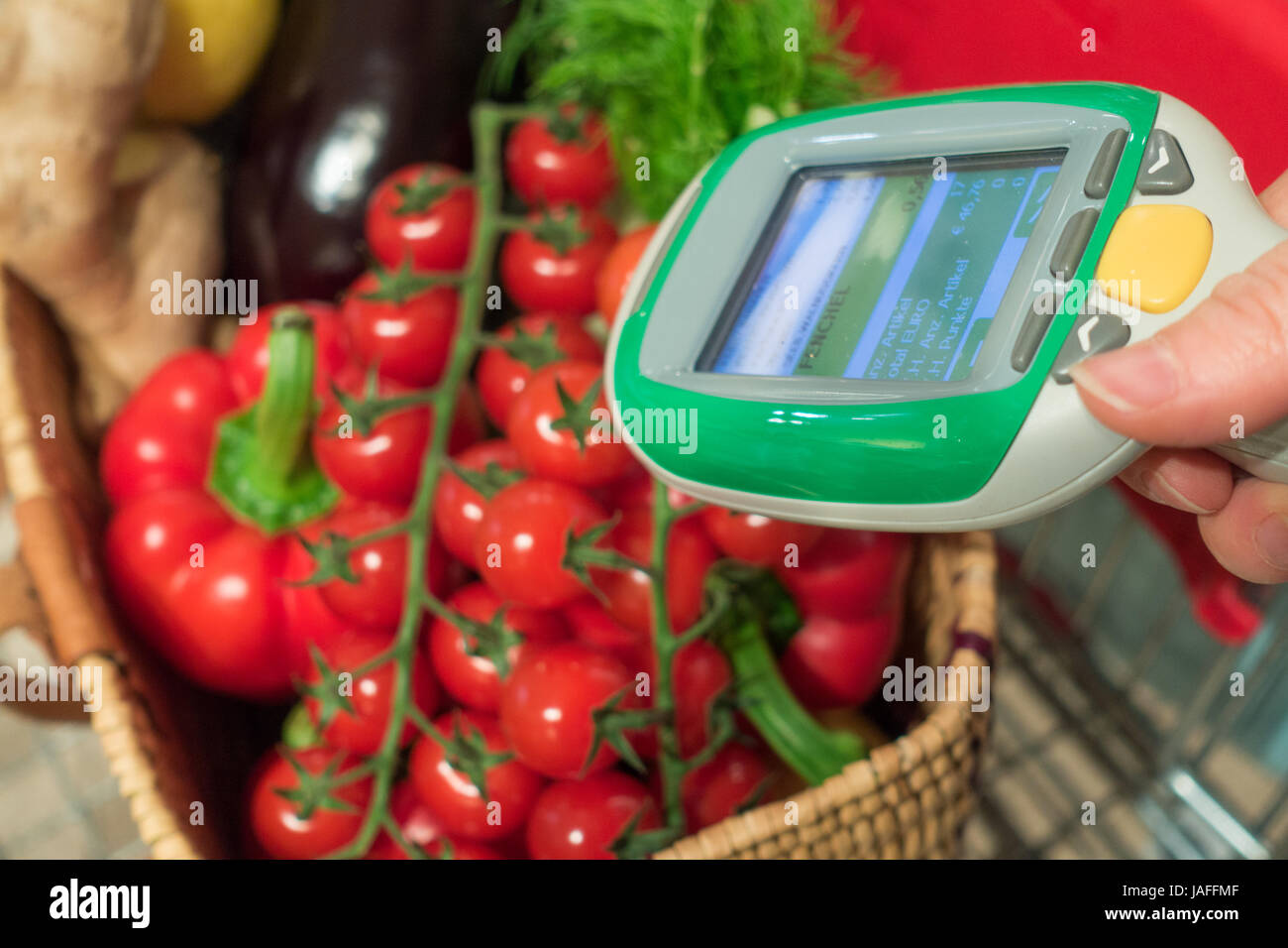 Donna cliente utilizzando il dispositivo scanner nel supermercato. automatico riconoscimento di oggetti. Foto Stock