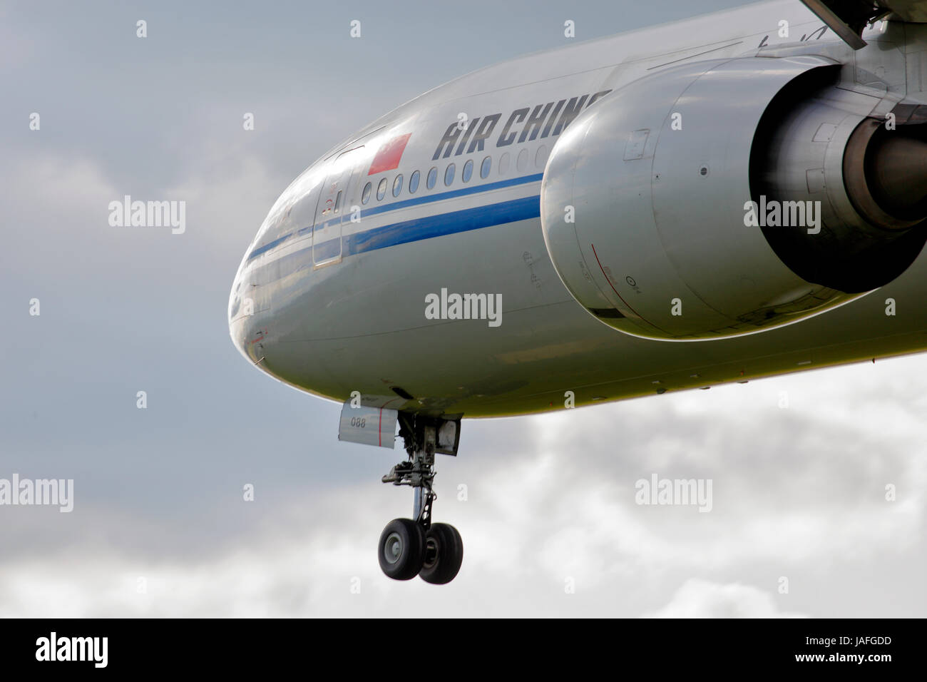 B-2088 Air China Boeing 777-300 cn-38668/979 stretto colpo di naso e motore, sulla rotta di avvicinamento all'aeroporto di Londra Heathrow Foto Stock