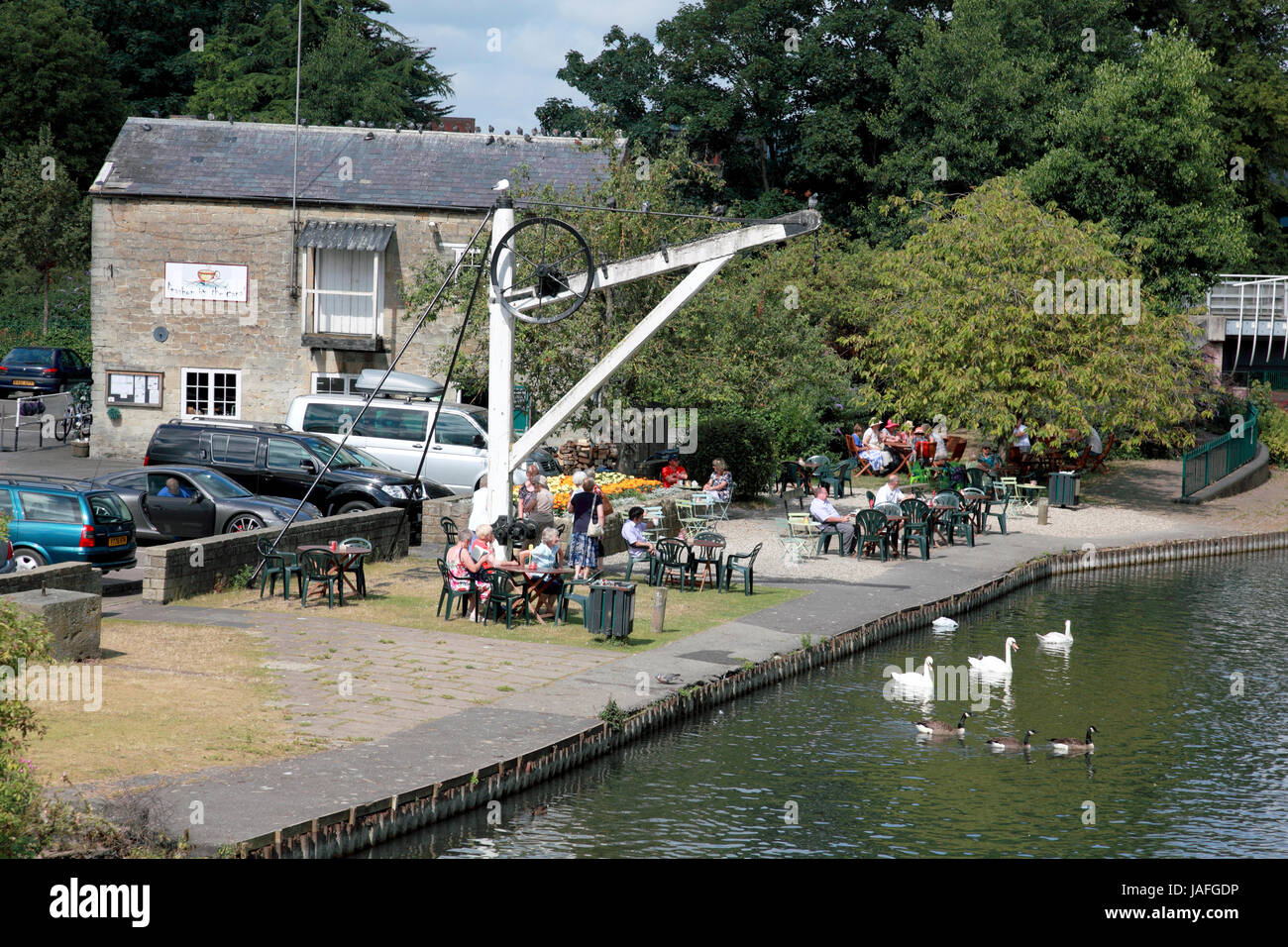 Il negozio di tè, dal canale accanto al Kennet and Avon Canal, Newbury Berkshire Foto Stock