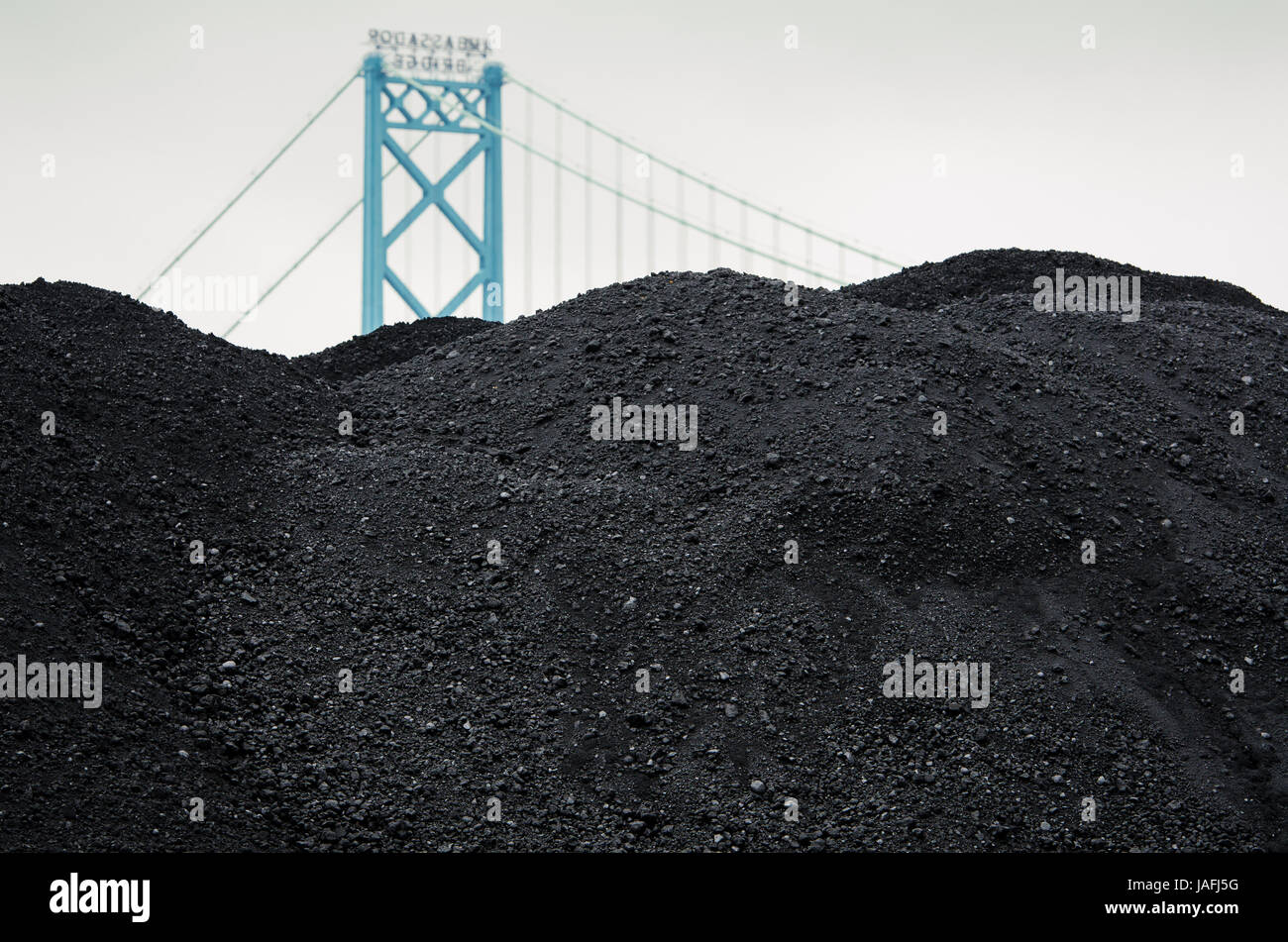 Pile del coke di petrolio memorizzati sulle rive del Fiume Detroit a un certo punto ha raggiunto quattro storie di alta. I pali sono stati memorizzati scoperte lungo il Fiume Detroit a partire dal 2012, sino alla fine del 2013 quando la città ha ordinato le pile tossiche rimosso. Notizie al momento della controversia ha dichiarato che il pet coke dalla raffineria di maratona è venduto soprattutto per uso in overseas mercati come Cina e India dove sarà bruciato come combustibile. Tuttavia, DTE Energy portavoce Randi Berris ha confermato che la società elettrica ha fatto usare il pet coke dalla raffineria di Detroit in prove a loro Monroe del carbone vegetale ho downriver Foto Stock