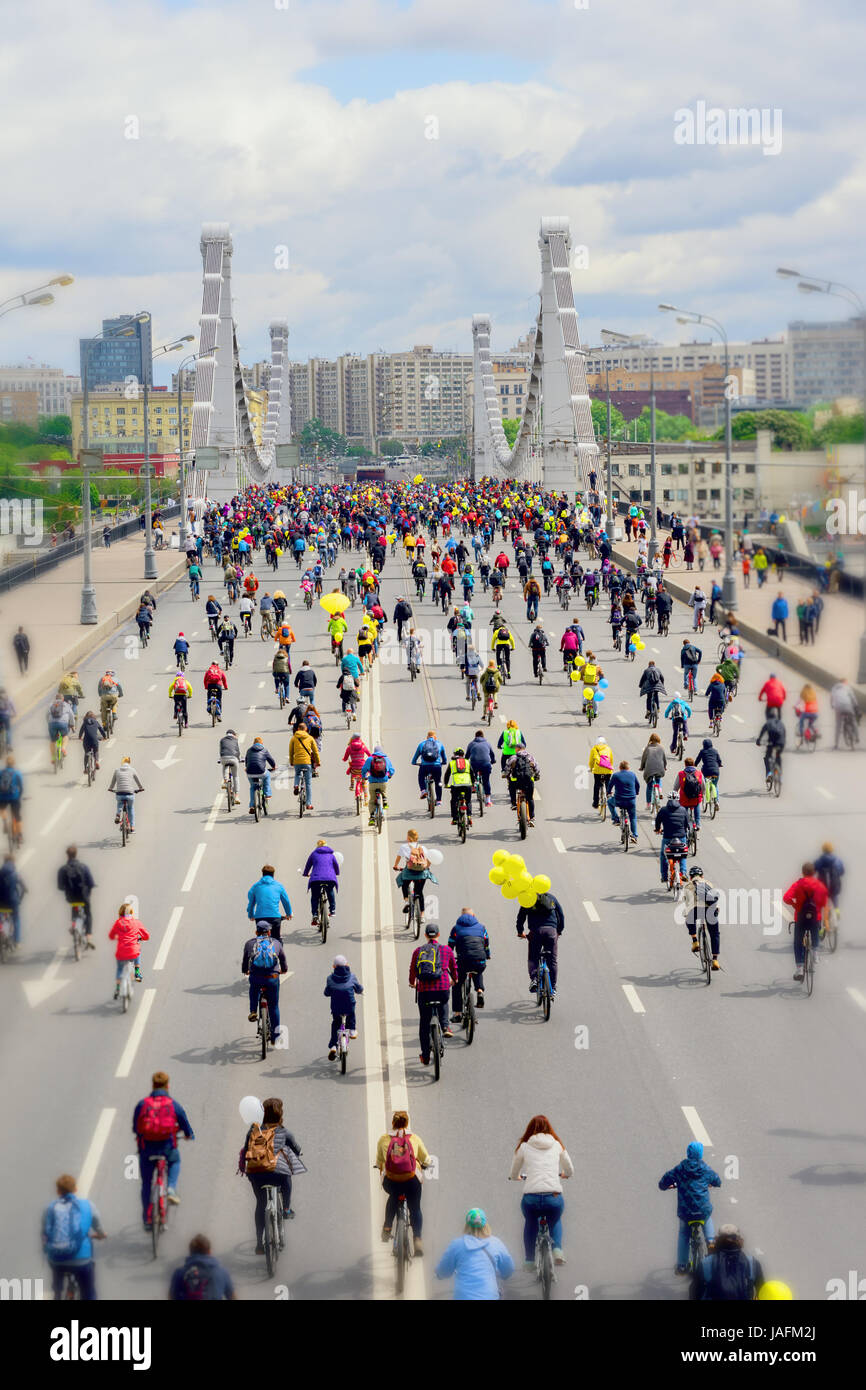 City bike festival. Messa urban cycling marathon. I ciclisti andare al ponte, torna a noi. Concetto di stile di vita moderno, uno stile di vita sano. Messa a fuoco selettiva. Foto Stock