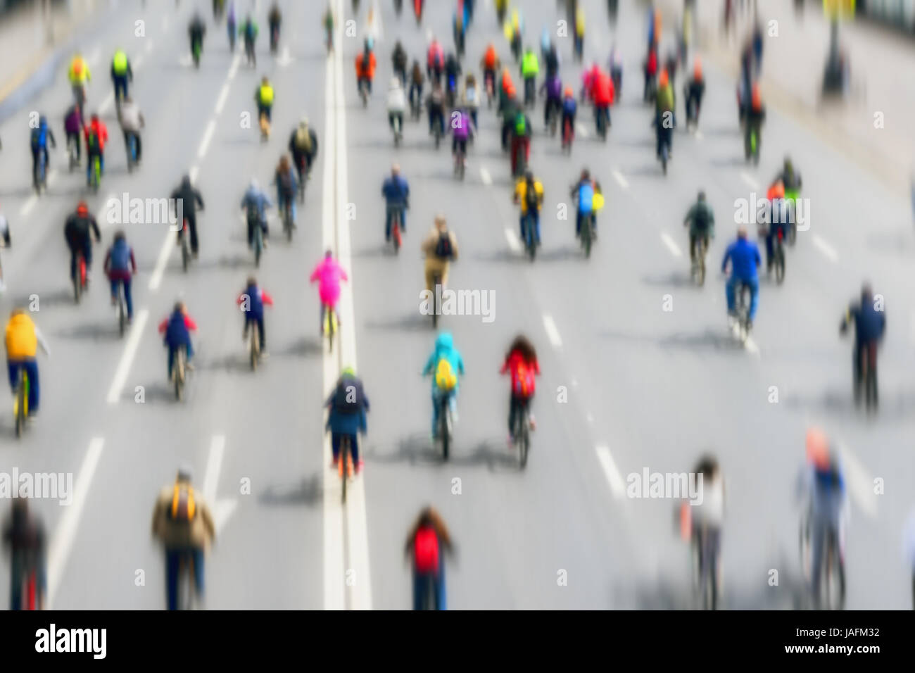 Abstract sfocati sullo sfondo di un grande gruppo di ciclisti su strada della città. I partecipanti non sono riconoscibili. Sport e fitness, uno stile di vita sano. Messa a fuoco selettiva Foto Stock