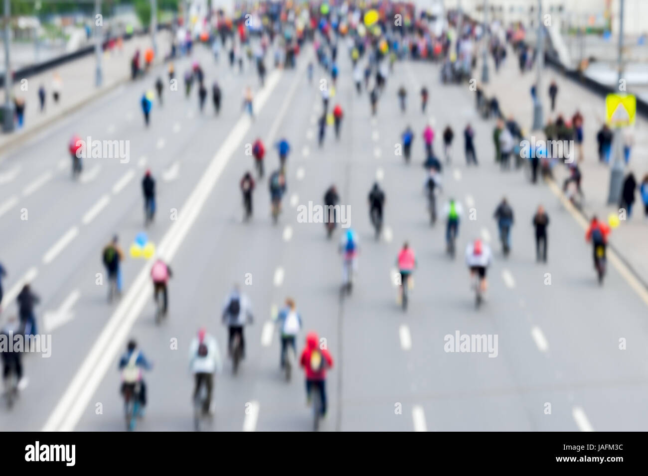Abstract sfondo sfocato di massa cycling marathon nelle strade della città. I partecipanti torna a noi. Concetto di sport e stile di vita sano, aktivity. Messa a fuoco selettiva. Foto Stock