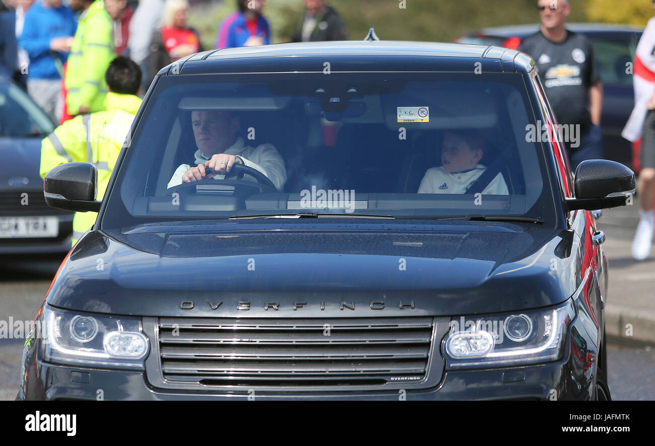 Wayne Rooney con figlio Kai arriva nella sua auto prima di Michael Carrick Testimonial della partita Foto Stock