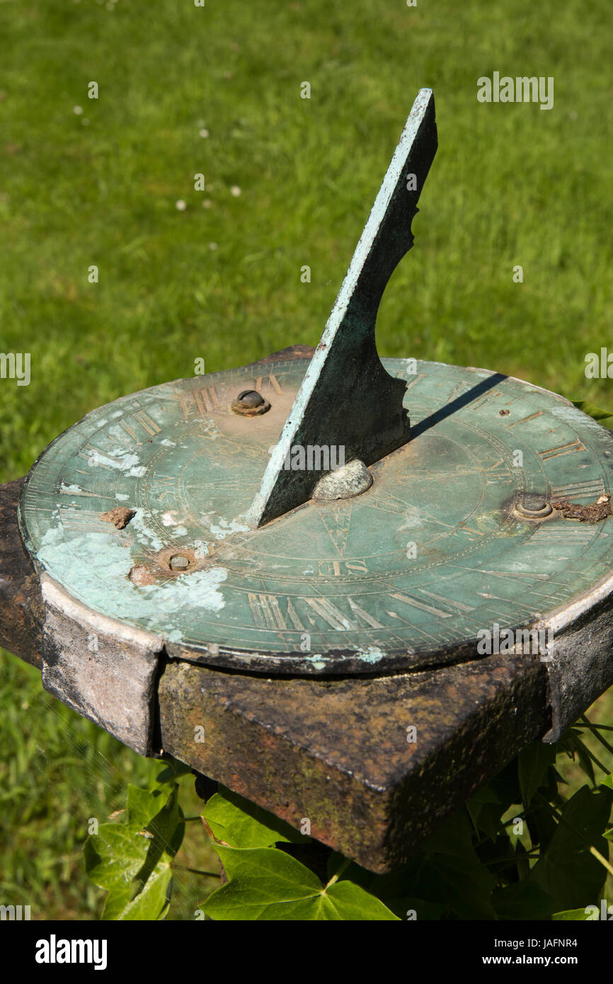 Regno Unito, Inghilterra, Shropshire, poco Wenlock, Church Lane, St Lawrence il sagrato, antica meridiana sulla base di metallo Foto Stock